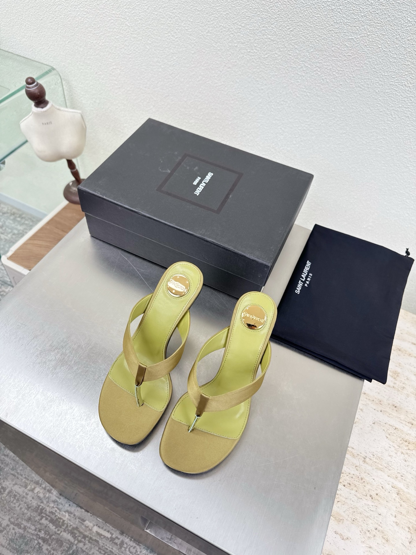 NO:789072,YSL metal heel logo 8.5 cm Heel height Yvette Saint Laurent Saint Laurent logo Exquisite high heel Olive green Silk material The poplar forest that understands women's hearts best Beautiful shoes with no dead ends Support the aura and noble temperament Imported sheepskin lining Fits the feet Comfortable Italian imported genuine leather outsole Size 35 36 37 38 39 40 41 (order 40 41)  With counter packaging, split-toe shoes, saint laurent, saint laurent, saint laurent, sheepskin, real silk, Leather soles19860909YSL 金属跟logo 8.5 cm 跟高 Yvette Saint Laurent圣罗兰logo 精致高跟  橄榄绿 真丝材质 最懂女人心的杨树林 无死角的美鞋 撑起气场 气质高贵  进口羊皮内里 贴脚 舒适 意大利进口真皮大底  码数35 36 37 38 39 40 41 （40 41 订） 配专柜包装,分趾鞋,saint laurent,saint laurent,saint laurent,sheepskin,real silk,Leather soles,Women's Shoes
