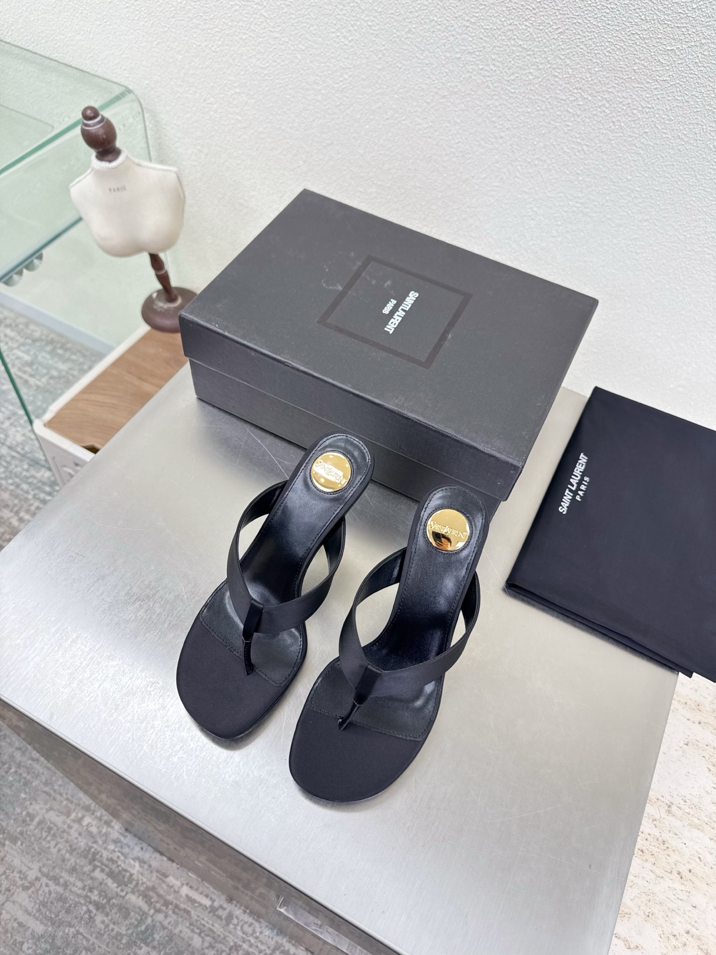 NO:789075,YSL metal heel logo 8.5 cm Heel height Yvette Saint Laurent Saint Laurent logo Exquisite high heel Black Silk material The poplar forest that understands women's hearts best Beautiful shoes with no dead ends Support the aura and noble temperament Imported sheepskin lining Fits the feet Comfortable Italian imported genuine leather outsole Size 35 36 37 38 39 40 41 (order 40 41)  With counter packaging, split-toe shoes, saint laurent, saint laurent, saint laurent, sheepskin, real silk, Leather soles19860909YSL 金属跟logo 8.5 cm 跟高 Yvette Saint Laurent圣罗兰logo 精致高跟  黑色 真丝材质 最懂女人心的杨树林 无死角的美鞋 撑起气场 气质高贵  进口羊皮内里 贴脚 舒适 意大利进口真皮大底  码数35 36 37 38 39 40 41 （40 41 订） 配专柜包装,分趾鞋,saint laurent,saint laurent,saint laurent,sheepskin,real silk,Leather soles,Women's Shoes