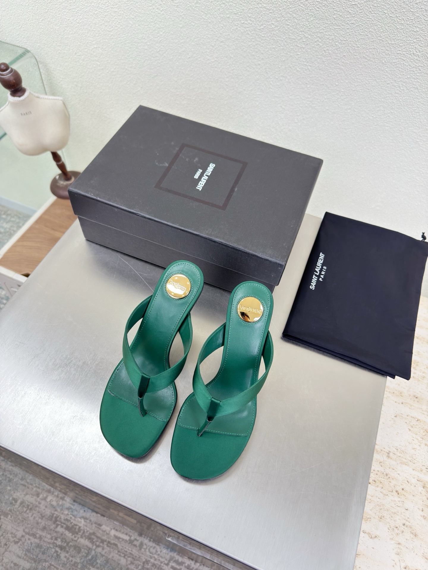 NO:789077,YSL metal heel logo 8.5 cm Heel height Yvette Saint Laurent Saint Laurent logo Exquisite high heel Emerald green Silk material The poplar forest that understands women's hearts best Beautiful shoes with no dead ends Support the aura and noble temperament Imported sheepskin lining Fits the feet Comfortable Italian imported genuine leather outsole Size 35 36 37 38 39 40 41 (order 40 41)  With counter packaging, split-toe shoes, saint laurent, saint laurent, saint laurent, sheepskin, real silk, Leather soles19860909YSL 金属跟logo 8.5 cm 跟高 Yvette Saint Laurent圣罗兰logo 精致高跟  翠绿 真丝材质 最懂女人心的杨树林 无死角的美鞋 撑起气场 气质高贵  进口羊皮内里 贴脚 舒适 意大利进口真皮大底  码数35 36 37 38 39 40 41 （40 41 订） 配专柜包装,分趾鞋,saint laurent,saint laurent,saint laurent,sheepskin,real silk,Leather soles,Women's Shoes