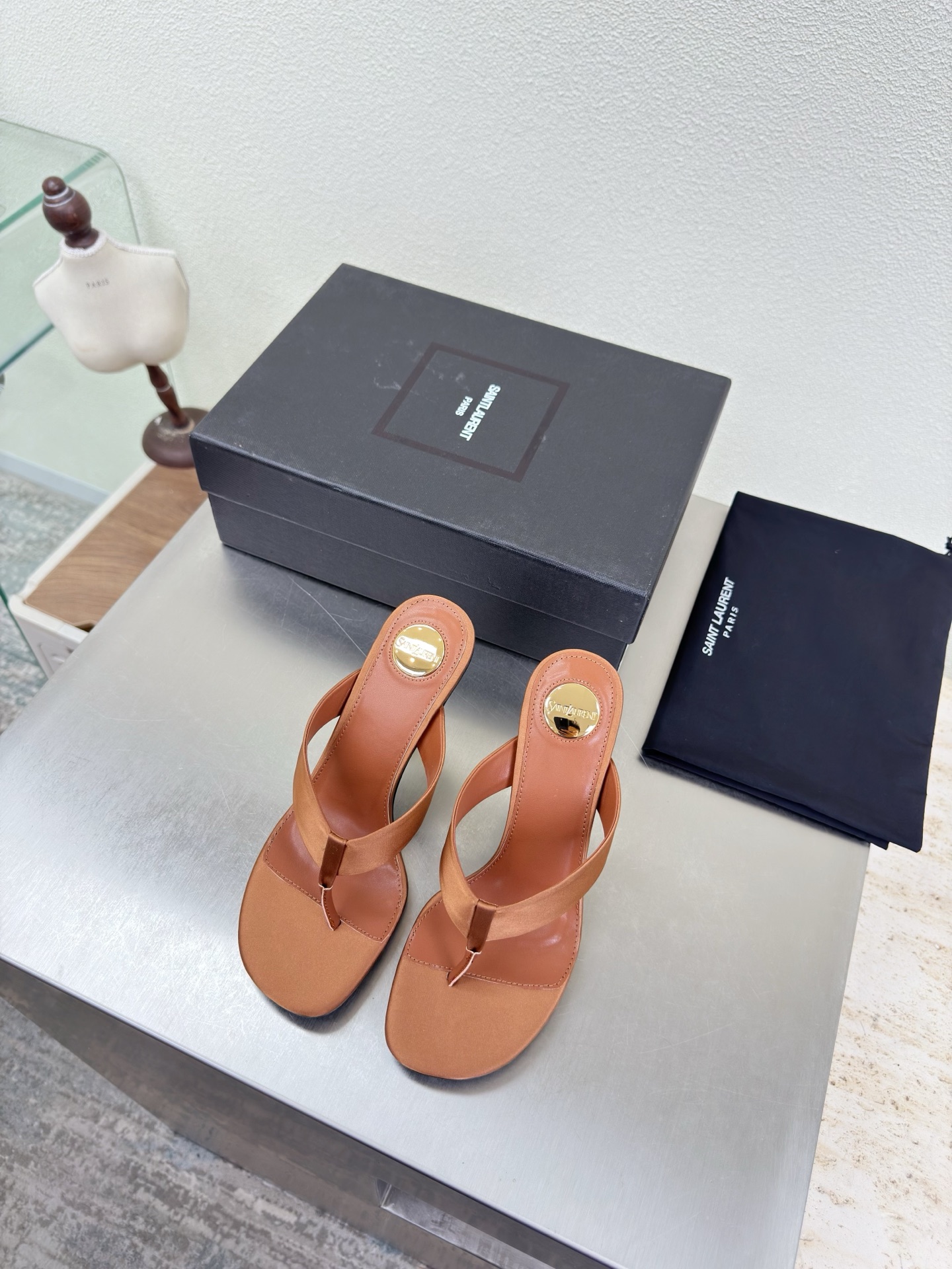 NO:789080,YSL metal heel logo 8.5 cm Heel height Yvette Saint Laurent Saint Laurent logo Exquisite high heel Brown Silk material The poplar forest that understands women’s hearts best Beautiful shoes with no dead ends Support the aura and noble temperament Imported sheepskin lining Fits the feet Comfortable Italian imported genuine leather outsole Size 35 36 37 38 39 40 41 (order 40 41)  With counter packaging, split-toe shoes, saint laurent, saint laurent, saint laurent, sheepskin, real silk, Leather soles19860909YSL 金属跟logo 8.5 cm 跟高 Yvette Saint Laurent圣罗兰logo 精致高跟  棕色 真丝材质 最懂女人心的杨树林 无死角的美鞋 撑起气场 气质高贵  进口羊皮内里 贴脚 舒适 意大利进口真皮大底  码数35 36 37 38 39 40 41 （40 41 订） 配专柜包装,分趾鞋,saint laurent,saint laurent,saint laurent,sheepskin,real silk,Leather soles,Women's Shoes