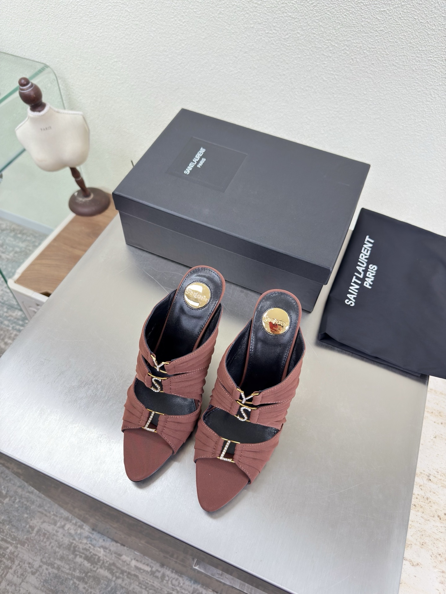 NO:789057,YSL high heels with pleated craftsmanship diamond buckle logo 10.5 cm heel height Yvette Saint Laurent logo exquisite high heels brown original yarn material Yang Shulin who understands women's hearts best. Beautiful shoes with no dead ends. Support the aura. Noble temperament. Imported sheepskin lining, close to the foot. Comfortable. Italian imported genuine leather outsole. Size: 35 36 37 38 39 40 41 42 (40)  41 42 order) with counter packaging, high heels and slippers, saint laurent, saint laurent, saint laurent, high heels, slippers, sheepskin, Leather soles19860909YSL 高跟 褶皱工艺搭配 钻扣logo 10.5 cm 跟高 Yvette Saint Laurent圣罗兰logo 精致高跟  褐色 原版纱料 最懂女人心的杨树林 无死角的美鞋 撑起气场 气质高贵  进口羊皮内里 贴脚 舒适 意大利进口真皮大底  码数35 36 37 38 39 40 41 42 （40 41 42 订） 配专柜包装,高跟鞋拖鞋,saint laurent,saint laurent,saint laurent,high heels,slippers,sheepskin,Leather soles,Women's Shoes