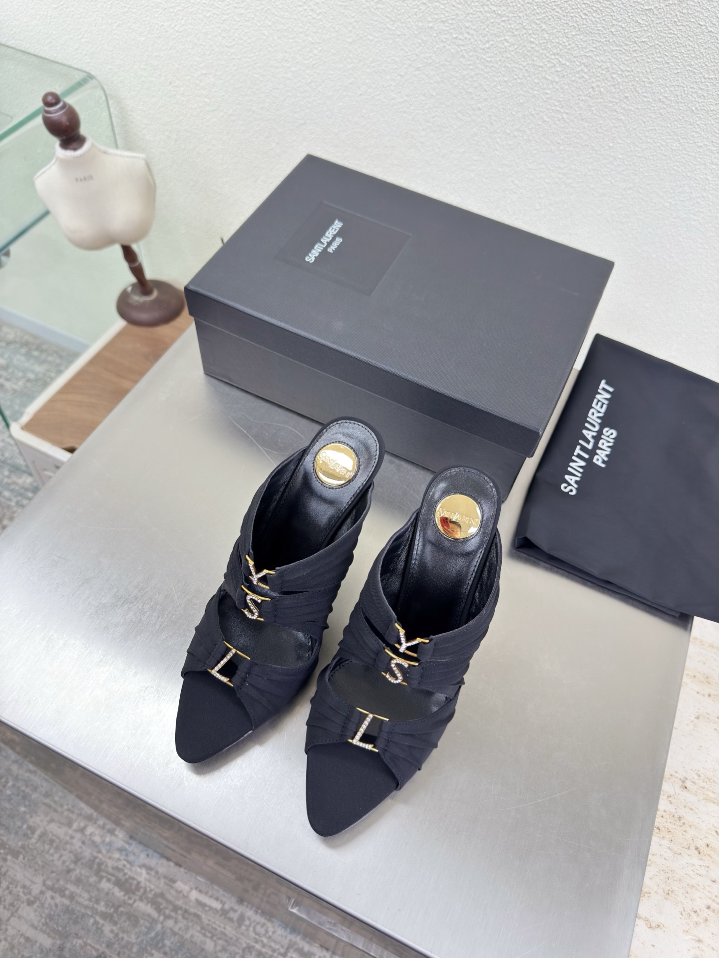 NO:789060,YSL high heels with pleated craftsmanship diamond buckle logo 10.5 cm heel height Yvette Saint Laurent logo exquisite high heels black original yarn material Yang Shulin who understands women's hearts best. Beautiful shoes with no dead ends. Supports aura. Noble temperament. Imported sheepskin lining. Fits well. Comfortable. Genuine leather outsole imported from Italy. Size 35 36 37 38 39 40 41 42 (40)  41 42 order) with counter packaging, high heels and slippers, saint laurent, saint laurent, saint laurent, high heels, slippers, sheepskin, Leather soles19860909YSL 高跟 褶皱工艺搭配 钻扣logo 10.5 cm 跟高 Yvette Saint Laurent圣罗兰logo 精致高跟  黑色 原版纱料 最懂女人心的杨树林 无死角的美鞋 撑起气场 气质高贵  进口羊皮内里 贴脚 舒适 意大利进口真皮大底  码数35 36 37 38 39 40 41 42 （40 41 42 订） 配专柜包装,高跟鞋拖鞋,saint laurent,saint laurent,saint laurent,high heels,slippers,sheepskin,Leather soles,Women's Shoes