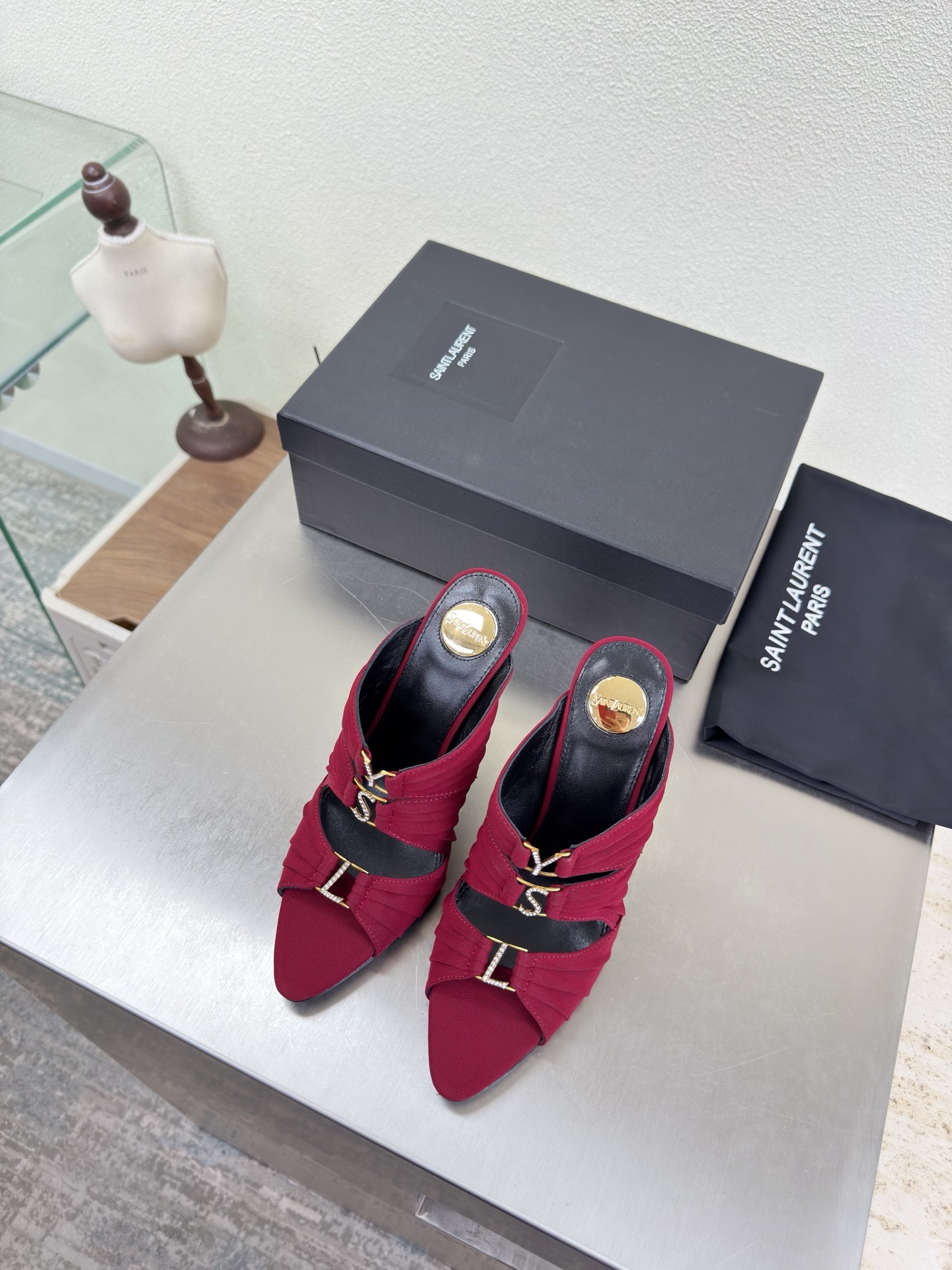 NO:789066,YSL high heels with pleated craftsmanship diamond buckle logo 10.5 cm heel height Yvette Saint Laurent logo exquisite high heels deep red original yarn material Yang Shulin who understands women’s hearts best. Beautiful shoes with no dead ends. Support the aura and noble temperament. Imported sheepskin lining fits the feet and is comfortable. Genuine leather outsole imported from Italy. Size: 35 36 37 38 39 40 41 42 (40)  41 42 order) with counter packaging, high heels and slippers, saint laurent, saint laurent, saint laurent, high heels, slippers, sheepskin, Leather soles19860909YSL 高跟 褶皱工艺搭配 钻扣logo 10.5 cm 跟高 Yvette Saint Laurent圣罗兰logo 精致高跟  深红 原版纱料 最懂女人心的杨树林 无死角的美鞋 撑起气场 气质高贵  进口羊皮内里 贴脚 舒适 意大利进口真皮大底  码数35 36 37 38 39 40 41 42 （40 41 42 订） 配专柜包装,高跟鞋拖鞋,saint laurent,saint laurent,saint laurent,high heels,slippers,sheepskin,Leather soles,Women's Shoes