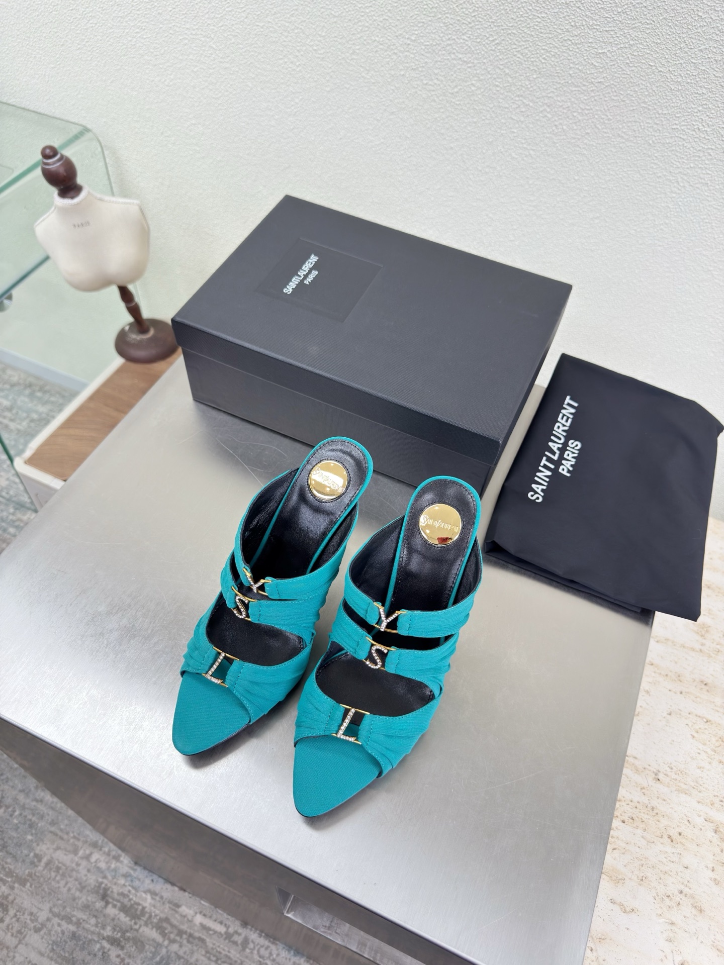 NO:789063,YSL high heels with pleated craftsmanship diamond buckle logo 10.5 cm heel height Yvette Saint Laurent logo exquisite high heels blue original yarn material Yang Shulin who understands women’s hearts best. Beautiful shoes with no dead ends. Support the aura. Noble temperament. Imported sheepskin lining. Fits well. Comfortable. Genuine leather outsole imported from Italy. Size: 35 36 37 38 39 40 41 42 (40)  41 42 order) with counter packaging, high heels and slippers, saint laurent, saint laurent, saint laurent, high heels, slippers, sheepskin, Leather soles19860909YSL 高跟 褶皱工艺搭配 钻扣logo 10.5 cm 跟高 Yvette Saint Laurent圣罗兰logo 精致高跟  蓝色 原版纱料 最懂女人心的杨树林 无死角的美鞋 撑起气场 气质高贵  进口羊皮内里 贴脚 舒适 意大利进口真皮大底  码数35 36 37 38 39 40 41 42 （40 41 42 订） 配专柜包装,高跟鞋拖鞋,saint laurent,saint laurent,saint laurent,high heels,slippers,sheepskin,Leather soles,Women's Shoes