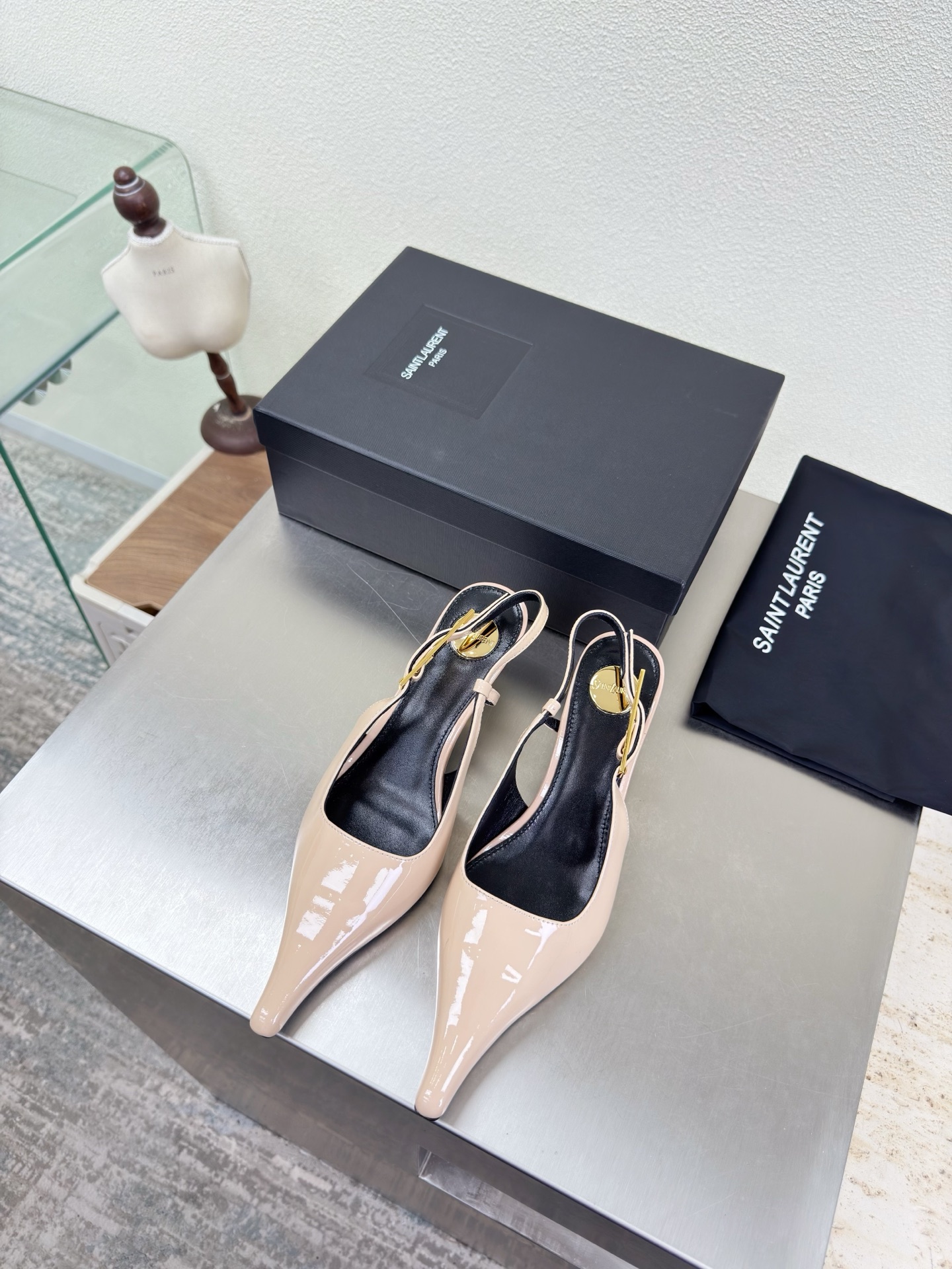 NO:789065,YSL mid-heel back space Exquisite hardware paint fastener 7.5 cm heel height Yvette Saint Laurent Saint Laurent logo Exquisite mid-heel Apricot calf patent leather Yang Shulin who understands women's hearts best Beautiful shoes with no dead ends Support the aura and noble temperament Imported sheepskin lining Fits the foot Comfortable Italian imported genuine leather outsole Size 35 36 37 38 39 40 41 42  (Order 40 41 42) With counter packaging, high heels and sandals, saint laurent, saint laurent, saint laurent, sandals, high heels, sheepskin, Leather soles19860909YSL 中跟后空 精致五金烤漆扣件 7.5 cm 跟高 Yvette Saint Laurent圣罗兰logo 精致 中跟  杏色 小牛漆皮 最懂女人心的杨树林 无死角的美鞋 撑起气场 气质高贵  进口羊皮内里 贴脚 舒适 意大利进口真皮大底  码数35 36 37 38 39 40 41 42 （40 41 42 订） 配专柜包装,高跟鞋凉鞋,saint laurent,saint laurent,saint laurent,sandals,high heels,sheepskin,Leather soles,Women's Shoes