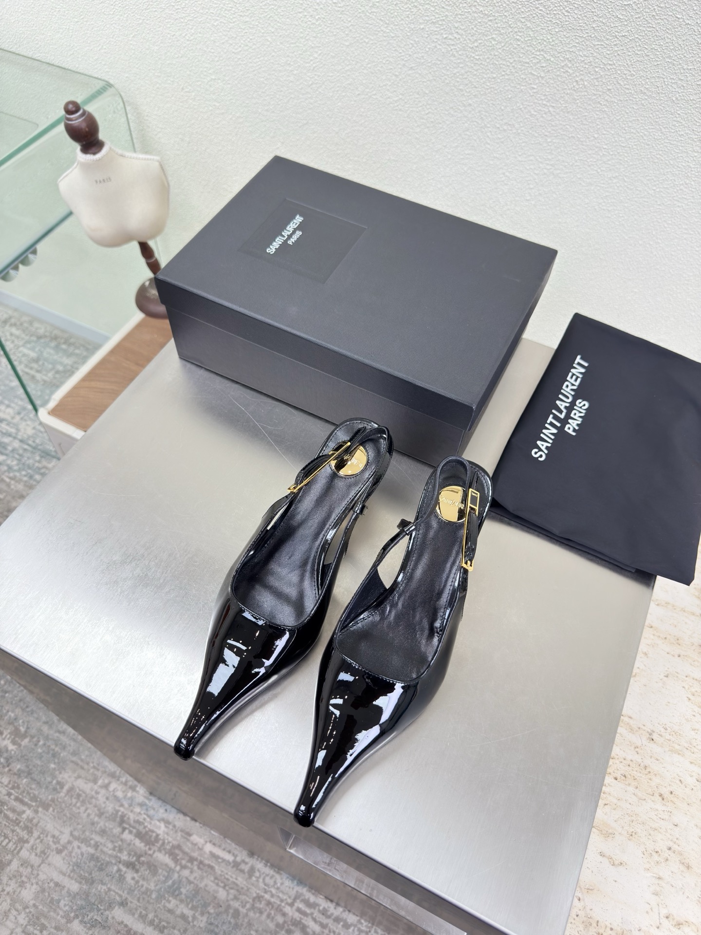 NO:789068,YSL mid-heel empty back Exquisite hardware paint fastener 7.5 cm heel height Yvette Saint Laurent Saint Laurent logo Exquisite mid-heel Black calf patent leather Yang Shulin who understands women's hearts best Beautiful shoes with no dead ends Support the aura and noble temperament Imported sheepskin lining Fits the foot Comfortable Italian imported genuine leather outsole Size 35 36 37 38 39 40 41 42 (40  41 42 order) with counter packaging, high heels and sandals, saint laurent, saint laurent, saint laurent, sandals, high heels, sheepskin, Leather soles19860909YSL 中跟后空 精致五金烤漆扣件 7.5 cm 跟高 Yvette Saint Laurent圣罗兰logo 精致 中跟  黑色 小牛漆皮 最懂女人心的杨树林 无死角的美鞋 撑起气场 气质高贵  进口羊皮内里 贴脚 舒适 意大利进口真皮大底  码数35 36 37 38 39 40 41 42 （40 41 42 订） 配专柜包装,高跟鞋凉鞋,saint laurent,saint laurent,saint laurent,sandals,high heels,sheepskin,Leather soles,Women's Shoes