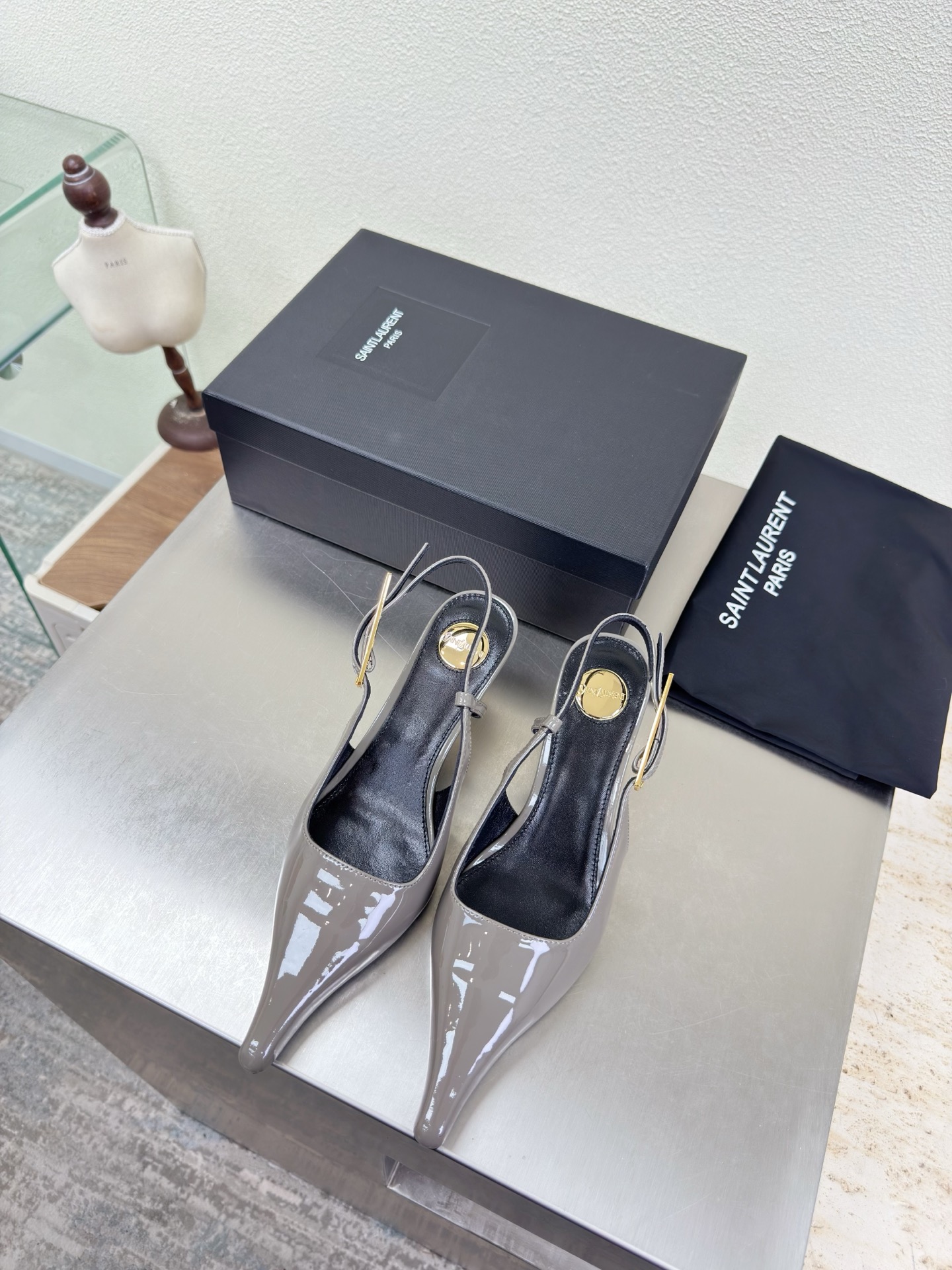 NO:789071,YSL mid-heel empty back Exquisite hardware paint fastener 7.5 cm heel height Yvette Saint Laurent Saint Laurent logo Exquisite mid-heel Gray calf patent leather Yang Shulin who understands women’s hearts best Beautiful shoes with no dead ends Support the aura and noble temperament Imported sheepskin lining Fits the foot Comfortable Italian imported genuine leather outsole Size 35 36 37 38 39 40 41 42 (40  41 42 order) with counter packaging, high heels and sandals, saint laurent, saint laurent, saint laurent, sandals, high heels, sheepskin, Leather soles19860909YSL 中跟后空 精致五金烤漆扣件 7.5 cm 跟高 Yvette Saint Laurent圣罗兰logo 精致 中跟  灰色 小牛漆皮 最懂女人心的杨树林 无死角的美鞋 撑起气场 气质高贵  进口羊皮内里 贴脚 舒适 意大利进口真皮大底  码数35 36 37 38 39 40 41 42 （40 41 42 订） 配专柜包装,高跟鞋凉鞋,saint laurent,saint laurent,saint laurent,sandals,high heels,sheepskin,Leather soles,Women's Shoes