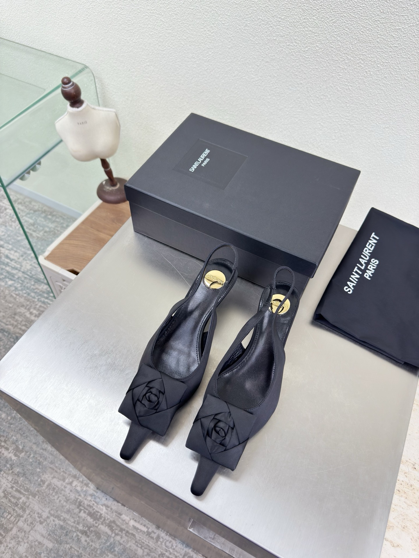 NO:789074,YSL mid-heel hollow flower series 5.5 cm heel height Yvette Saint Laurent Saint Laurent logo Exquisite mid-heel Black silk cloth The poplar forest that understands women’s hearts best Beautiful shoes with no dead ends Support the aura Noble temperament Imported sheepskin lining Fits the feet Comfortable Italian imported genuine leather outsole Size number 35 36 37 38 39 40 41 42 (40 41 42  Order) with counter packaging, high heels and sandals, saint laurent, saint laurent, saint laurent, sandals, high heels, sheepskin, real silk, Leather soles19860909YSL 中跟后空 花朵系列 5.5 cm 跟高 Yvette Saint Laurent圣罗兰logo 精致 中跟  黑色 真丝布 最懂女人心的杨树林 无死角的美鞋 撑起气场 气质高贵  进口羊皮内里 贴脚 舒适 意大利进口真皮大底  码数35 36 37 38 39 40 41 42 （40 41 42 订） 配专柜包装,高跟鞋凉鞋,saint laurent,saint laurent,saint laurent,sandals,high heels,sheepskin,real silk,Leather soles,Women's Shoes