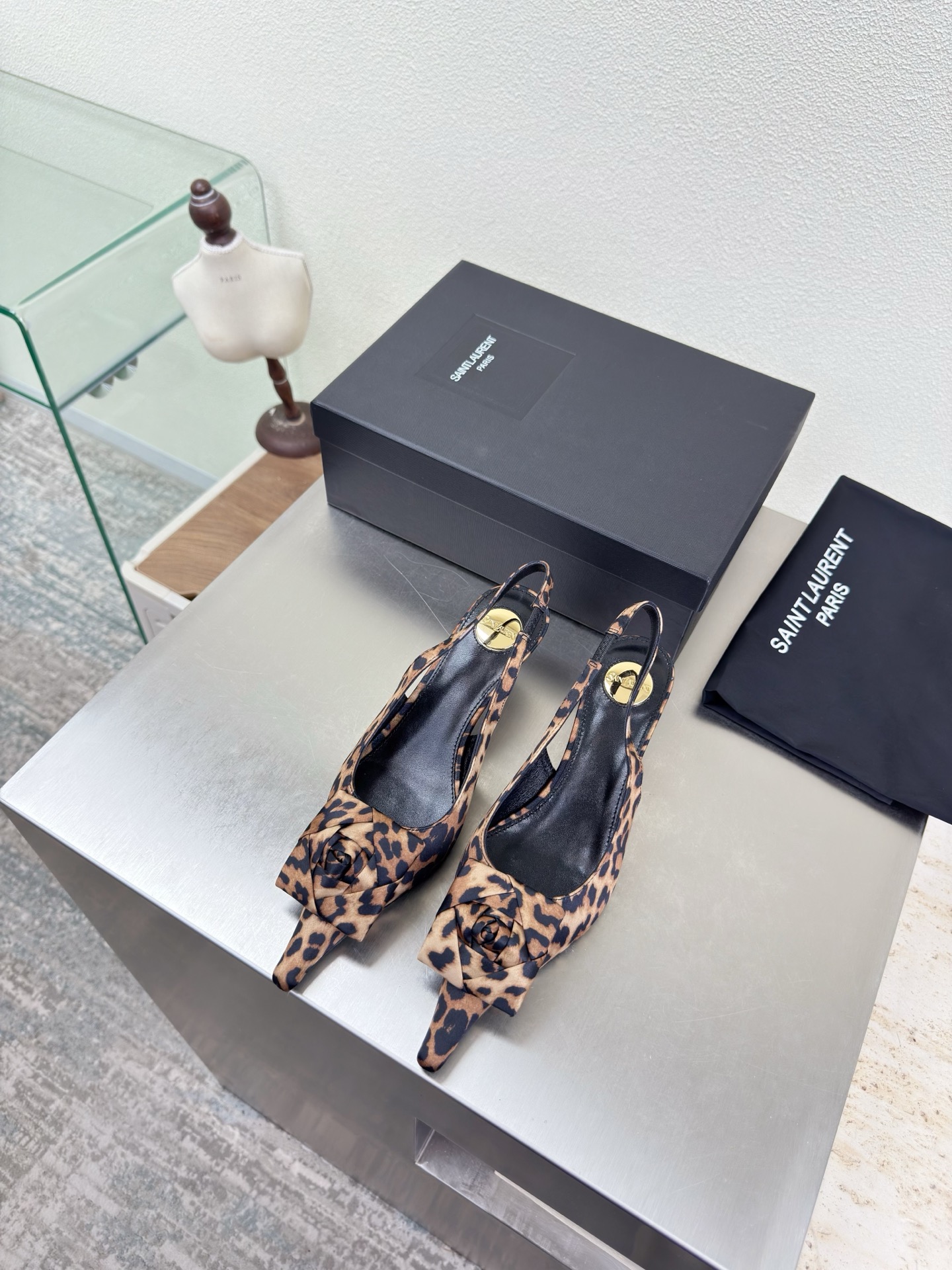 NO:789078,YSL mid-heel hollow flower series 5.5 cm heel height Yvette Saint Laurent Saint Laurent logo Exquisite mid-heel Leopard print Silk cloth The poplar forest that understands women's hearts best Beautiful shoes with no dead ends Support the aura Noble temperament Imported sheepskin lining Fits the feet Comfortable Italian imported genuine leather outsole Size number 35 36 37 38 39 40 41 42 (40 41  42 orders) with counter packaging, high heels and sandals, saint laurent, saint laurent, saint laurent, sandals, high heels, sheepskin, real silk, Leather soles19860909YSL 中跟后空 花朵系列 5.5 cm 跟高 Yvette Saint Laurent圣罗兰logo 精致 中跟  豹纹 真丝布 最懂女人心的杨树林 无死角的美鞋 撑起气场 气质高贵  进口羊皮内里 贴脚 舒适 意大利进口真皮大底  码数35 36 37 38 39 40 41 42 （40 41 42 订） 配专柜包装,高跟鞋凉鞋,saint laurent,saint laurent,saint laurent,sandals,high heels,sheepskin,real silk,Leather soles,Women's Shoes