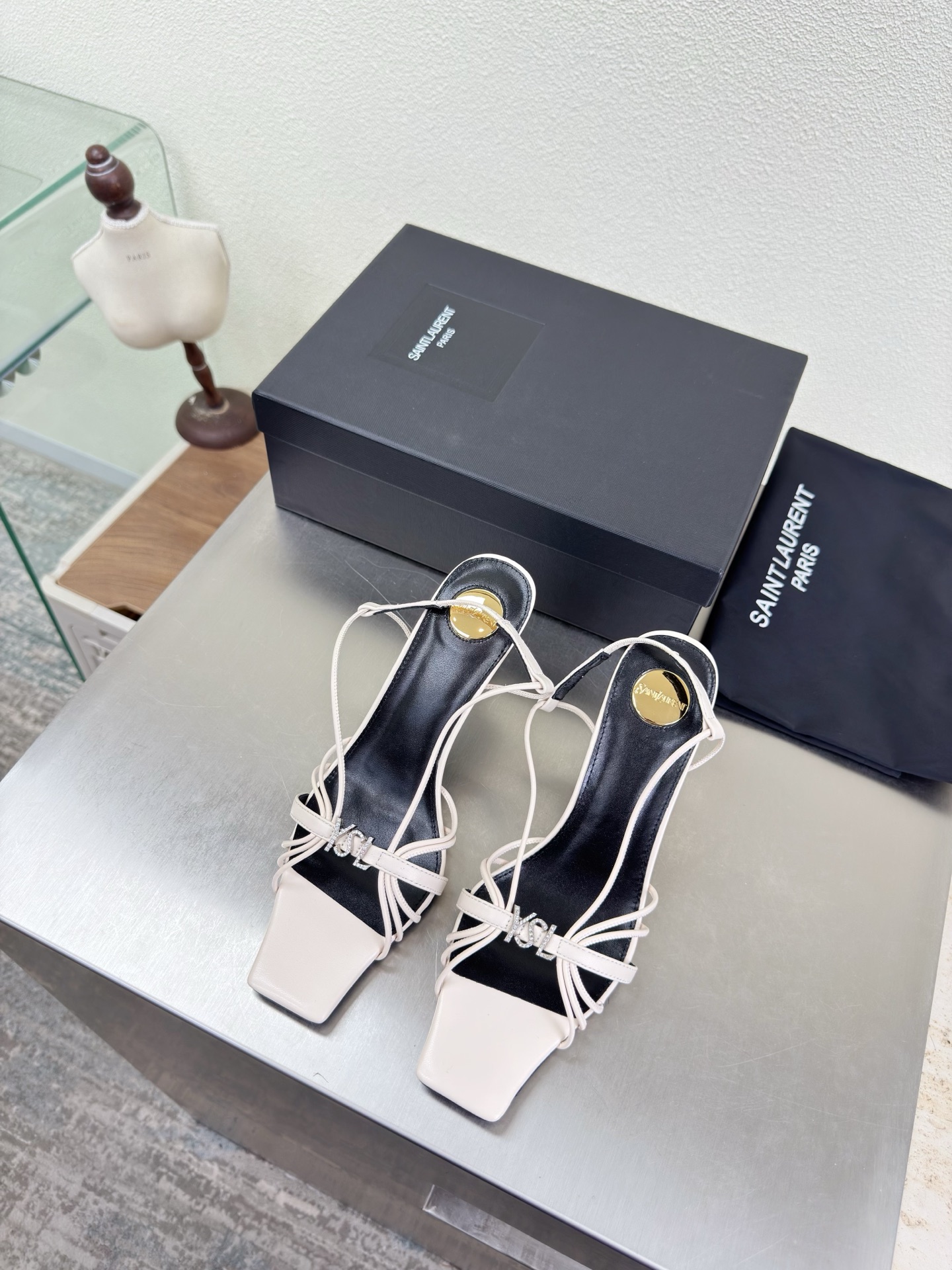 NO:789073,YSL Knot Series Sandals 8.5 cm Heel Height Yvette Saint Laurent Yves Saint Laurent Logo Exquisite Medium Heel Off-white The poplar forest that understands women's hearts best Beautiful shoes with no dead ends Support the aura Noble temperament Imported sheepskin lining Fits the feet Comfortable Italian imported genuine leather outsole Size 35 36 37 38 39 40 41 42 (order 40 41 42)  With counter packaging, high heels and sandals, saint laurent, saint laurent, saint laurent, sandals, high heels, sheepskin, Leather soles19860909YSL 绳结系列 凉鞋 8.5 cm 跟高 Yvette Saint Laurent圣罗兰logo 精致 中跟  米白 最懂女人心的杨树林 无死角的美鞋 撑起气场 气质高贵  进口羊皮内里 贴脚 舒适 意大利进口真皮大底  码数35 36 37 38 39 40 41 42 （40 41 42 订） 配专柜包装,高跟鞋凉鞋,saint laurent,saint laurent,saint laurent,sandals,high heels,sheepskin,Leather soles,Women's Shoes