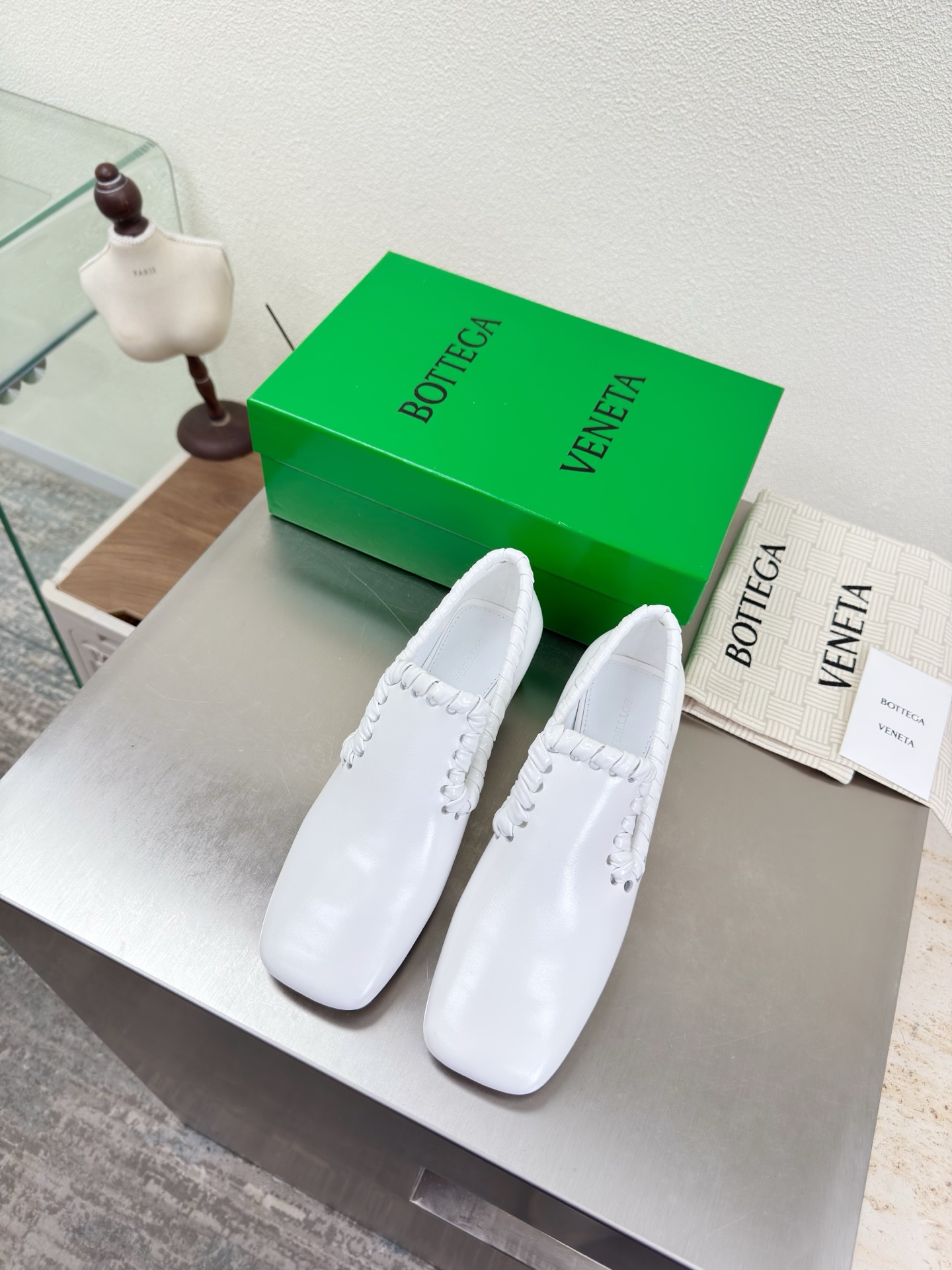 NO:789161,BV women's Sabato high heels Leather craftsmanship at the shoe collar High-grade alabaster white High-grade striping craftsmanship Hand-woven BV This classic style is simply BV's latest ceiling Genuine leather Hand-woven Versatility Heel outer seal oil edge craftsmanship Heavy industry product Time-consuming Hand-woven High-end comfort The fabric is made of high-quality butter leather The foot-padded sheepskin lining is comfortable and high-end The outsole is made of Italian genuine leather Use light dyeing technology to match the standard version Use the original packaging  The shoe bags are printed with glue logo technology, the most high-end in the market. Hot melt glue is used to shape the toe and heel. It is easy to rebound and does not deform. Italian computer needle machines are used for the upper stitching. The workmanship is fine. Original packaging is used. Three-in-one box. Treat customers sincerely. Women's model 35 36 37 38 39 40 41 42 (40 41 42 customized), loafers, high heels, bottega veneta, loafers, high  heels,sheepskin,leather soles19860909BV 女士Sabato高跟鞋 鞋口穿皮工艺 高级 雪花岩白 高级 穿条工艺 手工编织 BV 这款经典款 简直bv最新天花板啦 真皮 手工编织 百搭 鞋跟外合油边工艺 重工产品 耗费工时 手工编织而成 高档舒适 面料选用优质牛油皮  垫脚羊皮内里舒适高端 大底选用意大利真皮大底 运用轻染工艺 对标对版 选用原版包装 鞋子布袋采用印胶logo工艺 市场最高端 采用热熔胶定型鞋头 后跟 易回弹不变形  鞋面车线选用意大利电脑针车 做工精细 选用原版包装 三合一盒子 真心对待客人 女款 35 36 37 38 39 40 41 42（40 41 42定制）,乐福鞋高跟鞋,bottega veneta,loafers,high heels,sheepskin,Leather soles,Women's Shoes