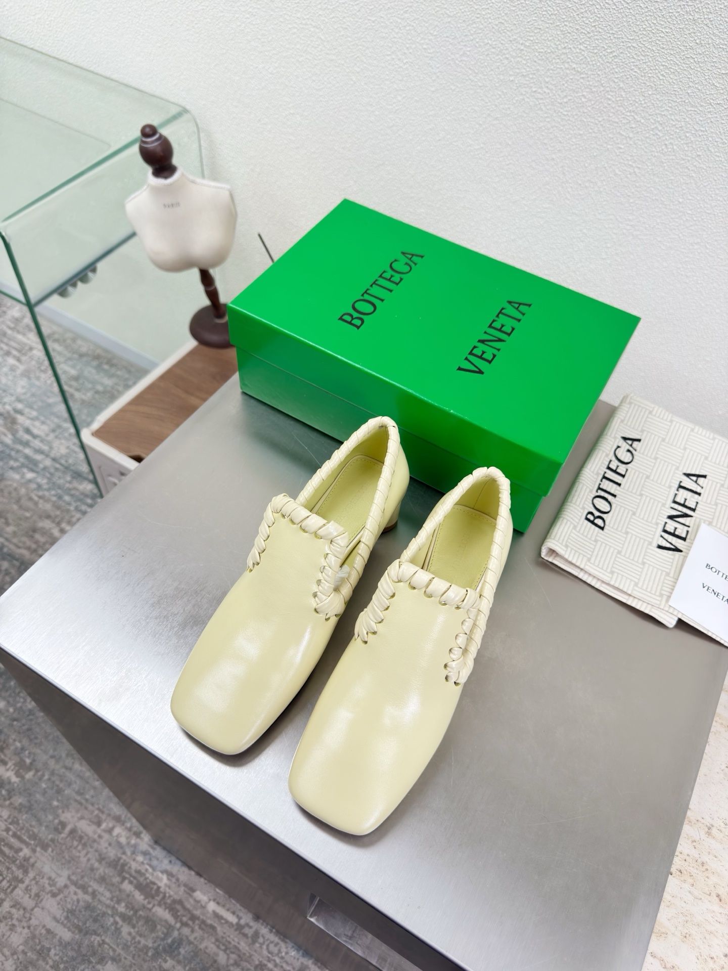 NO:789167,BV women's Sabato high heels Leather craftsmanship at the shoe collar High-end cream yellow High-end stripe craftsmanship Hand-woven BV This classic style is simply BV's latest ceiling Genuine leather Hand-woven Versatile Heel outer seal with oil edge craftsmanship Heavy industry product Time-consuming Hand-woven High-end and comfortable The fabric is made of high-quality butter leather The padding sheepskin lining is comfortable and high-end The outsole is made of Italian genuine leather Use light dyeing technology to match the version Use the original packaging  The shoe bags are printed with glue logo technology, the most high-end in the market. Hot melt glue is used to shape the toe and heel. It is easy to rebound and does not deform. Italian computer needle machines are used for the upper stitching. The workmanship is fine. Original packaging is used. Three-in-one box. Treat customers sincerely. Women's model 35 36 37 38 39 40 41 42 (40 41 42 customized), loafers, high heels, bottega veneta, loafers, high  heels,sheepskin,leather soles19860909BV 女士Sabato高跟鞋 鞋口穿皮工艺 高级 奶油黄 高级 穿条工艺 手工编织 BV 这款经典款 简直bv最新天花板啦 真皮 手工编织 百搭 鞋跟外合油边工艺 重工产品 耗费工时 手工编织而成 高档舒适 面料选用优质牛油皮  垫脚羊皮内里舒适高端 大底选用意大利真皮大底 运用轻染工艺 对标对版 选用原版包装 鞋子布袋采用印胶logo工艺 市场最高端 采用热熔胶定型鞋头 后跟 易回弹不变形  鞋面车线选用意大利电脑针车 做工精细 选用原版包装 三合一盒子 真心对待客人 女款 35 36 37 38 39 40 41 42（40 41 42定制）,乐福鞋高跟鞋,bottega veneta,loafers,high heels,sheepskin,Leather soles,Women's Shoes
