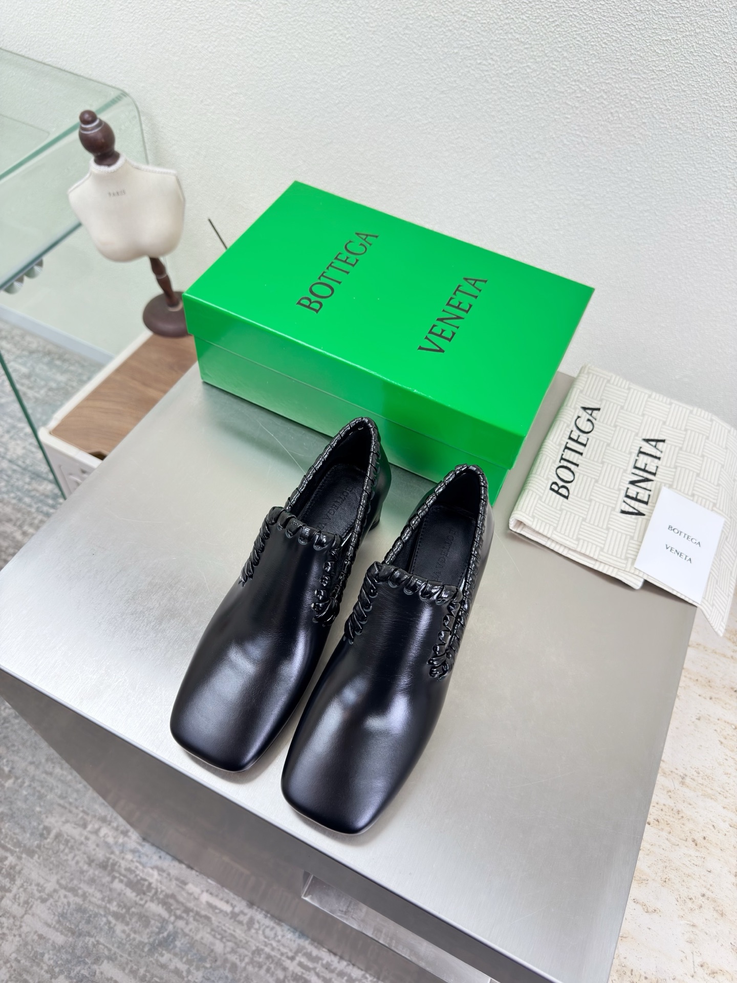 NO:789170,BV women's Sabato high heels Leather craftsmanship at the shoe collar High-end classic black High-end stripe craftsmanship Hand-woven BV This classic style is simply BV's latest ceiling Genuine leather Hand-woven Versatile Heel outer seal oil edge craftsmanship Heavy industry product Time-consuming Hand-woven high-end and comfortable The fabric is made of high-quality butter leather The padding sheepskin lining is comfortable and high-end The outsole is made of Italian genuine leather Use light dyeing technology to match the version Use the original packaging  The shoe bags are printed with glue logo technology, the most high-end in the market. Hot melt glue is used to shape the toe and heel. It is easy to rebound and does not deform. Italian computer needle machines are used for the upper stitching. The workmanship is fine. Original packaging is used. Three-in-one box. Treat customers sincerely. Women's model 35 36 37 38 39 40 41 42 (40 41 42 customized), loafers, high heels, bottega veneta, loafers, high  heels,sheepskin,leather soles19860909BV 女士Sabato高跟鞋 鞋口穿皮工艺 高级 经典黑 高级 穿条工艺 手工编织 BV 这款经典款 简直bv最新天花板啦 真皮 手工编织 百搭 鞋跟外合油边工艺 重工产品 耗费工时 手工编织而成 高档舒适 面料选用优质牛油皮  垫脚羊皮内里舒适高端 大底选用意大利真皮大底 运用轻染工艺 对标对版 选用原版包装 鞋子布袋采用印胶logo工艺 市场最高端 采用热熔胶定型鞋头 后跟 易回弹不变形  鞋面车线选用意大利电脑针车 做工精细 选用原版包装 三合一盒子 真心对待客人 女款 35 36 37 38 39 40 41 42（40 41 42定制）,乐福鞋高跟鞋,bottega veneta,loafers,high heels,sheepskin,Leather soles,Women's Shoes