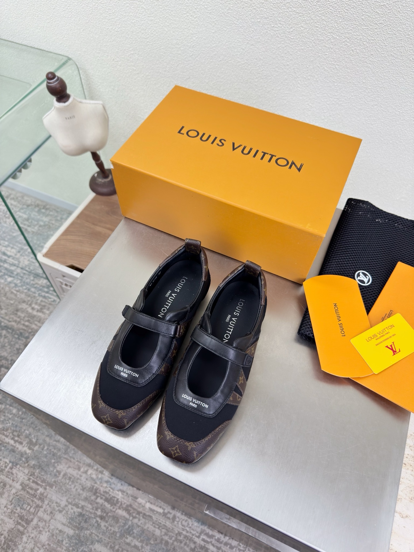 NO:789937,L Donkey Mary Jane bag and single shoes L Donkey is super cost-effective, packaging, high quality, flawless, brown printed computer embroidered logo, created by LV, so that LV can still provide surprise and desire for creators and young players. The new color combination is once again high-yield, and the actual product has been fully exposed, and is expected to be released in the near future!  Material black lambskin with presbyopia material sole original TPU outsole code number 35 36 37 38 39 40 41 42 equipped with original packaging, mary jane, louis vuitton, louis vuitton, mary jane, sheepskin19860909L驴 玛丽珍 套包单鞋 L驴超高性价比 包装 高品质 无瑕疵 棕色印花电脑绣花logoLV 打造 使得 LV  仍能为创作者、青年玩家,提供惊艳和渴望. 新配色再次高产上新,目前实物已经全面曝光,预计将在近期陆续发布！ 材质黑色小羊皮 搭配老花材质 鞋底原版TPU大底 码数35 36 37 38 39 40 41 42  配置原版包装,玛丽珍,louis vuitton,louis vuitton,mary jane,sheepskin,Women's Shoes