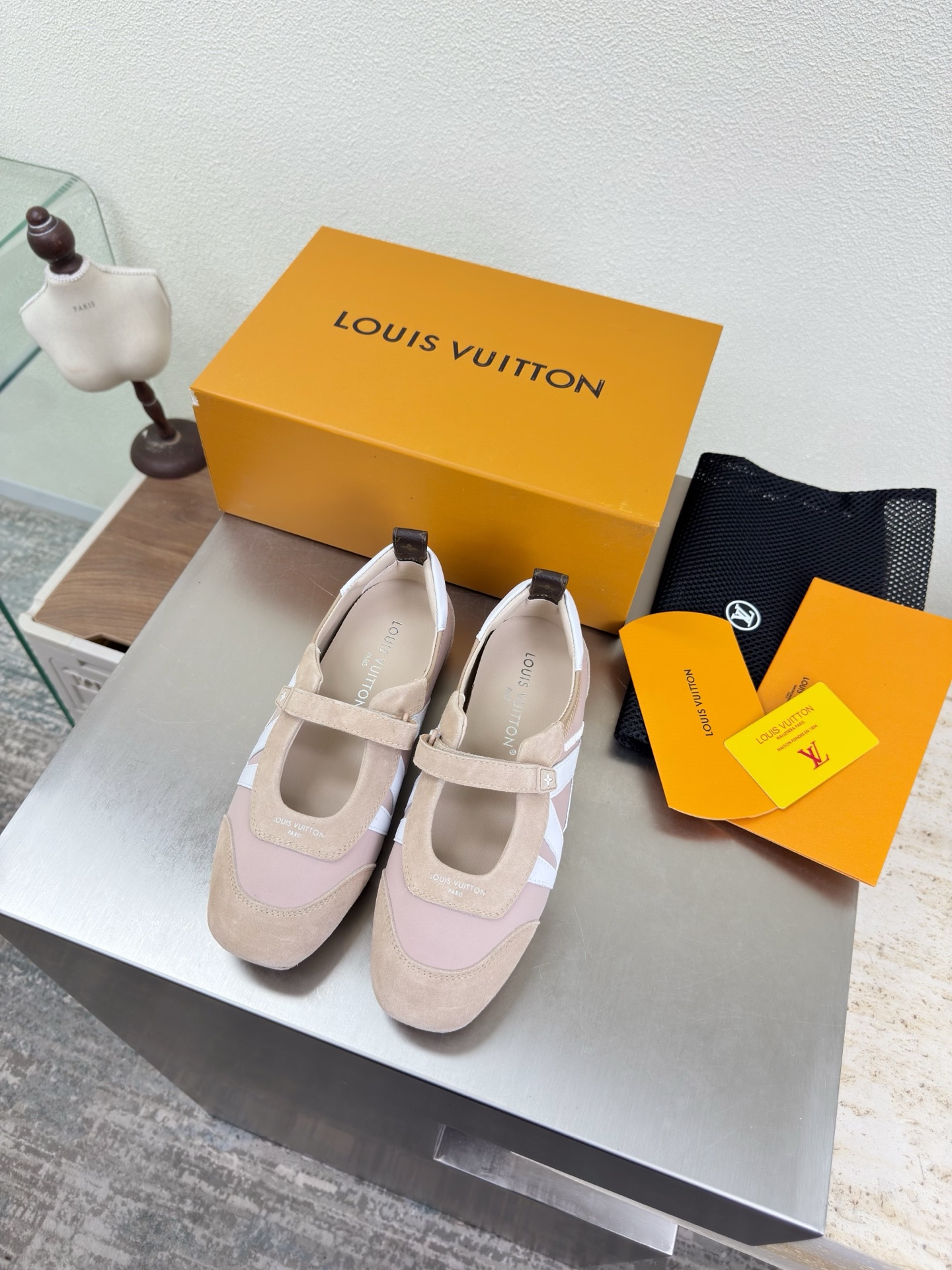 NO:789939,L Donkey Mary Jane bag and single shoes L Donkey is super cost-effective, packed with high quality and flawless pink sheep suede leather LV, so that LV can still provide creators and young players with surprise and desire. The new color combination is once again high-yield, and the actual product has been fully exposed and is expected to be released in the near future!  Material pink sheep suede leather with pink lycra cloth sole original TPU outsole code number 35 36 37 38 39 40 41 42 equipped with original packaging, mary jane, louis vuitton, louis vuitton, mary jane19860909L驴 玛丽珍 套包单鞋 L驴超高性价比 包装 高品质 无瑕疵 粉色羊反绒皮LV 打造 使得 LV  仍能为创作者、青年玩家,提供惊艳和渴望. 新配色再次高产上新,目前实物已经全面曝光,预计将在近期陆续发布！ 材质粉色羊反绒皮 搭配粉色莱卡布 鞋底原版TPU大底 码数35 36 37 38 39 40 41 42  配置原版包装,玛丽珍,louis vuitton,louis vuitton,mary jane,Women's Shoes