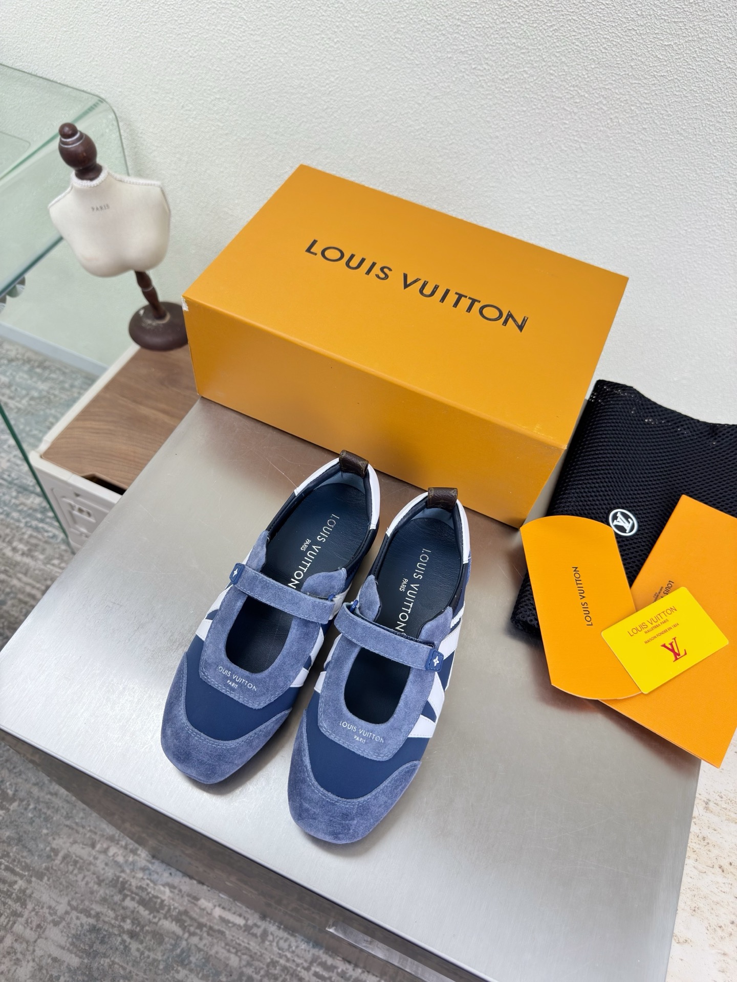 NO:789943,L Donkey Mary Jane bag and single shoes L Donkey is super cost-effective, packaging, high quality, flawless, blue, suede and white sheepskin made by LV, so that LV can still provide surprise and desire for creators and young players. The new color combination is once again high-yield, and the actual product has been fully exposed, and is expected to be released in the near future!  Material black lambskin with presbyopia material sole original TPU outsole code number 35 36 37 38 39 40 41 42 equipped with original packaging, mary jane, louis vuitton, louis vuitton, mary jane, sheepskin19860909L驴 玛丽珍 套包单鞋 L驴超高性价比 包装 高品质 无瑕疵 蓝色 反绒皮白色羊皮LV 打造 使得 LV  仍能为创作者、青年玩家,提供惊艳和渴望. 新配色再次高产上新,目前实物已经全面曝光,预计将在近期陆续发布！ 材质黑色小羊皮 搭配老花材质 鞋底原版TPU大底 码数35 36 37 38 39 40 41 42  配置原版包装,玛丽珍,louis vuitton,louis vuitton,mary jane,sheepskin,Women's Shoes