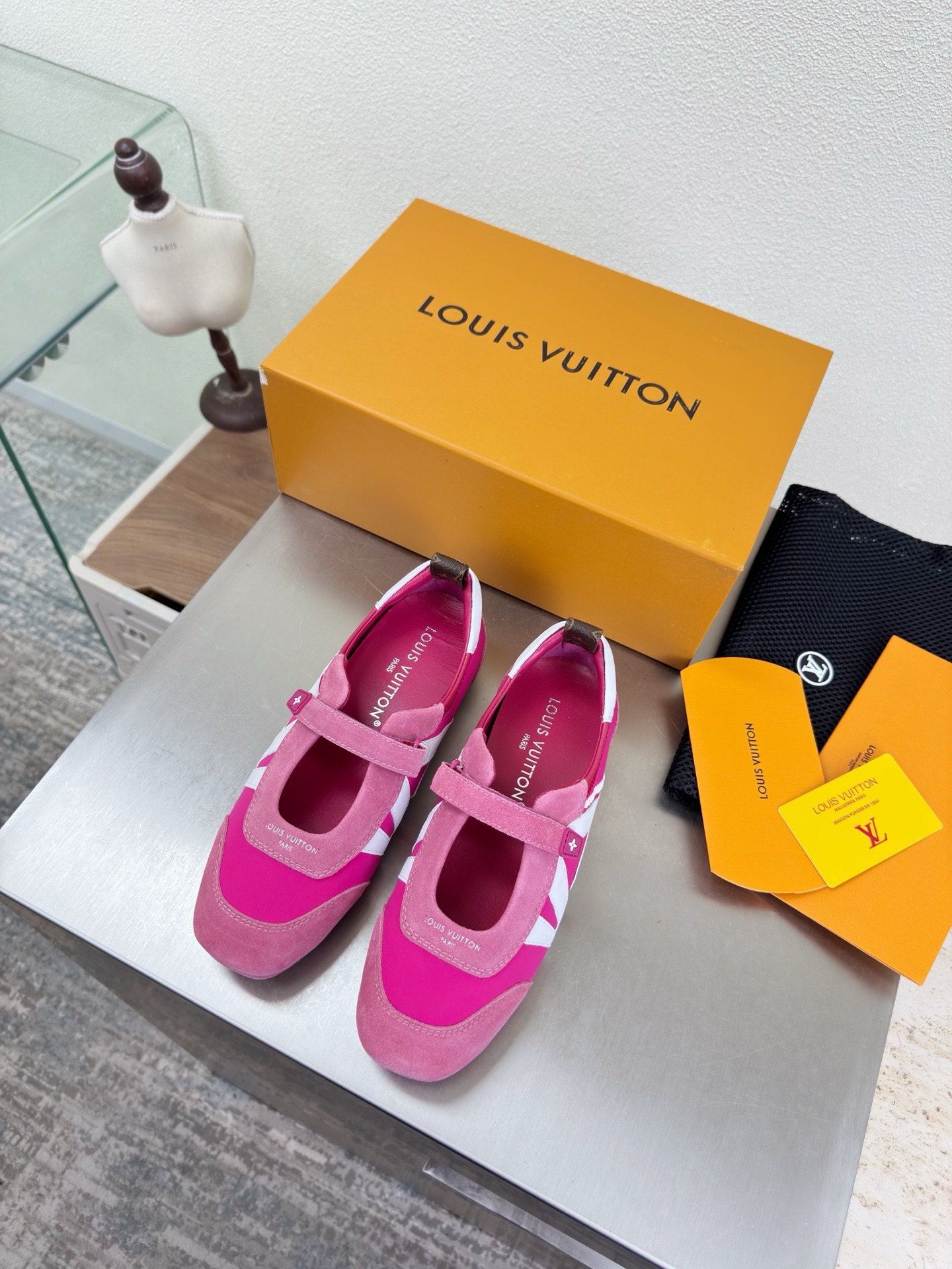 NO:789945,L Donkey Mary Jane bag and single shoes L Donkey is super cost-effective, packed with high quality and flawless, made of rose pink suede and white sheepskin LV, so that LV can still provide creators and young players with surprises and desires. The new color combination is once again high-yield, and the actual product has been fully exposed and is expected to be released in the near future!  Material black lambskin with presbyopia material sole original TPU outsole code number 35 36 37 38 39 40 41 42 equipped with original packaging, mary jane, louis vuitton, louis vuitton, mary jane, sheepskin19860909L驴 玛丽珍 套包单鞋 L驴超高性价比 包装 高品质 无瑕疵 玫红粉反绒皮白色羊皮LV 打造 使得 LV  仍能为创作者、青年玩家,提供惊艳和渴望. 新配色再次高产上新,目前实物已经全面曝光,预计将在近期陆续发布！ 材质黑色小羊皮 搭配老花材质 鞋底原版TPU大底 码数35 36 37 38 39 40 41 42  配置原版包装,玛丽珍,louis vuitton,louis vuitton,mary jane,sheepskin,Women's Shoes