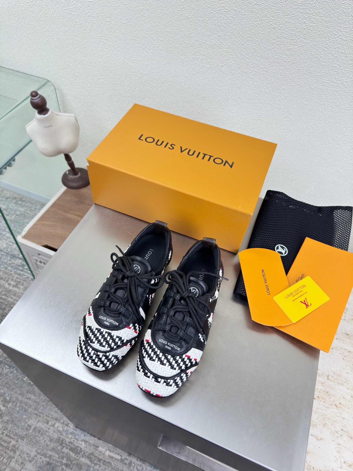 NO:789947,L Donkey Straps, Bags and Shoes. L Donkey is super cost-effective. Packaging is high-quality and flawless. Brown printed woven material and black sheepskin LV enable LV to still provide creators and young players with surprises and desires. The new color combination is once again high-yield. The actual product has been fully exposed and is expected to be released in the near future!  Material black lambskin with presbyopia material sole original TPU outsole code number 35 36 37 38 39 40 41 42 equipped with original packaging, mary jane, louis vuitton, louis vuitton, mary jane, sheepskin19860909L驴 绑带 套包单鞋 L驴超高性价比 包装 高品质 无瑕疵 棕色印花编织材料黑色羊皮LV 使得 LV  仍能为创作者、青年玩家,提供惊艳和渴望. 新配色再次高产上新,目前实物已经全面曝光,预计将在近期陆续发布！ 材质黑色小羊皮 搭配老花材质 鞋底原版TPU大底 码数35 36 37 38 39 40 41 42  配置原版包装,玛丽珍,louis vuitton,louis vuitton,mary jane,sheepskin,Women's Shoes