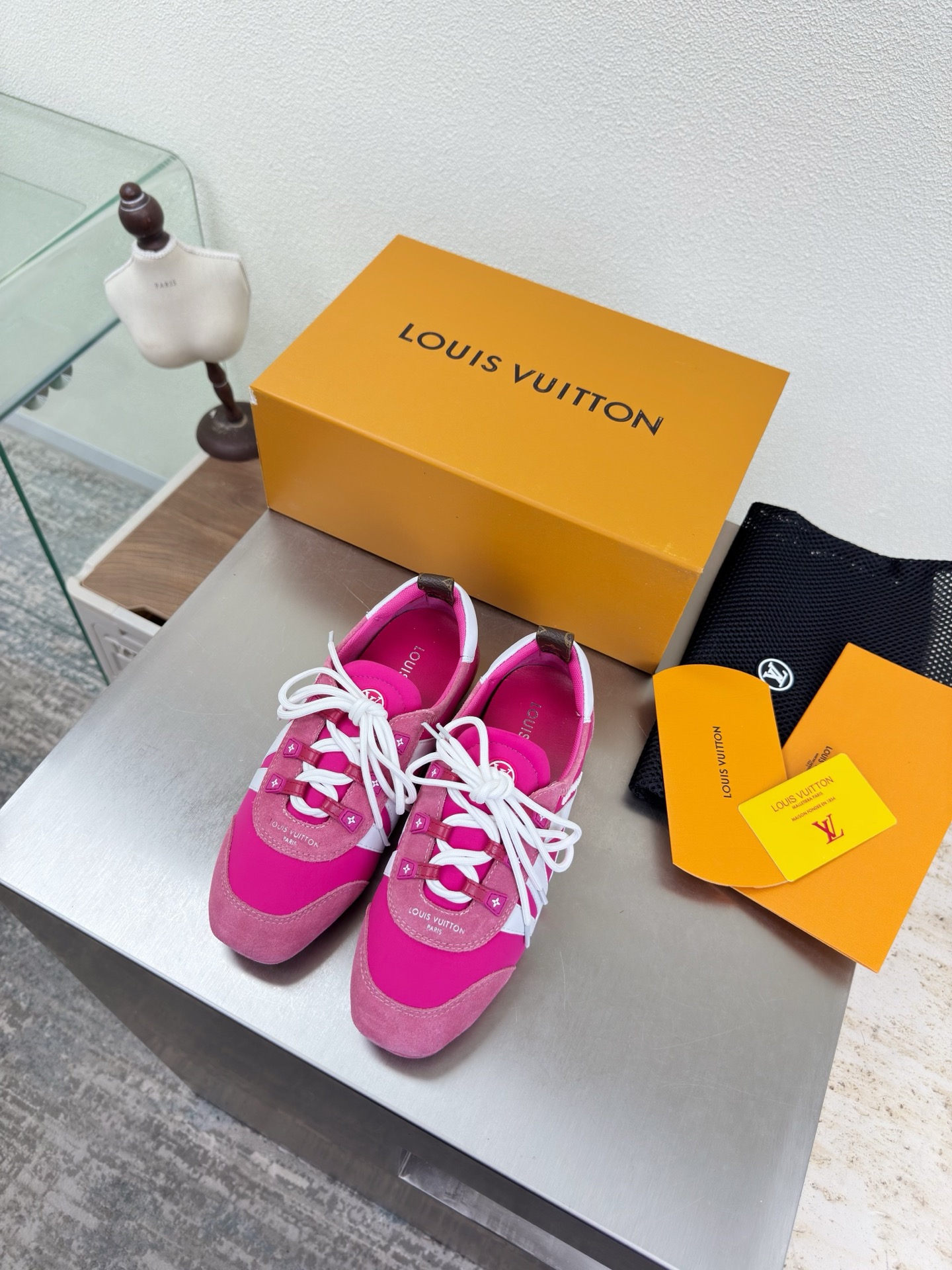 NO:789949,L donkey straps, bags and shoes L donkey is super cost-effective, high quality, flawless, rose pink suede leather, white sheepskin LV, so that LV can still provide creators and young players with surprises and desires. The new color combination is once again high-yield, and the actual product has been fully exposed, and is expected to be released in the near future!  Material black lambskin with presbyopia material sole original TPU outsole code number 35 36 37 38 39 40 41 42 equipped with original packaging, mary jane, louis vuitton, louis vuitton, mary jane, sheepskin19860909L驴 绑带 套包单鞋 L驴超高性价比 包装 高品质 无瑕疵 玫红粉反绒皮 白色羊皮LV 使得 LV  仍能为创作者、青年玩家,提供惊艳和渴望. 新配色再次高产上新,目前实物已经全面曝光,预计将在近期陆续发布！ 材质黑色小羊皮 搭配老花材质 鞋底原版TPU大底 码数35 36 37 38 39 40 41 42  配置原版包装,玛丽珍,louis vuitton,louis vuitton,mary jane,sheepskin,Women's Shoes