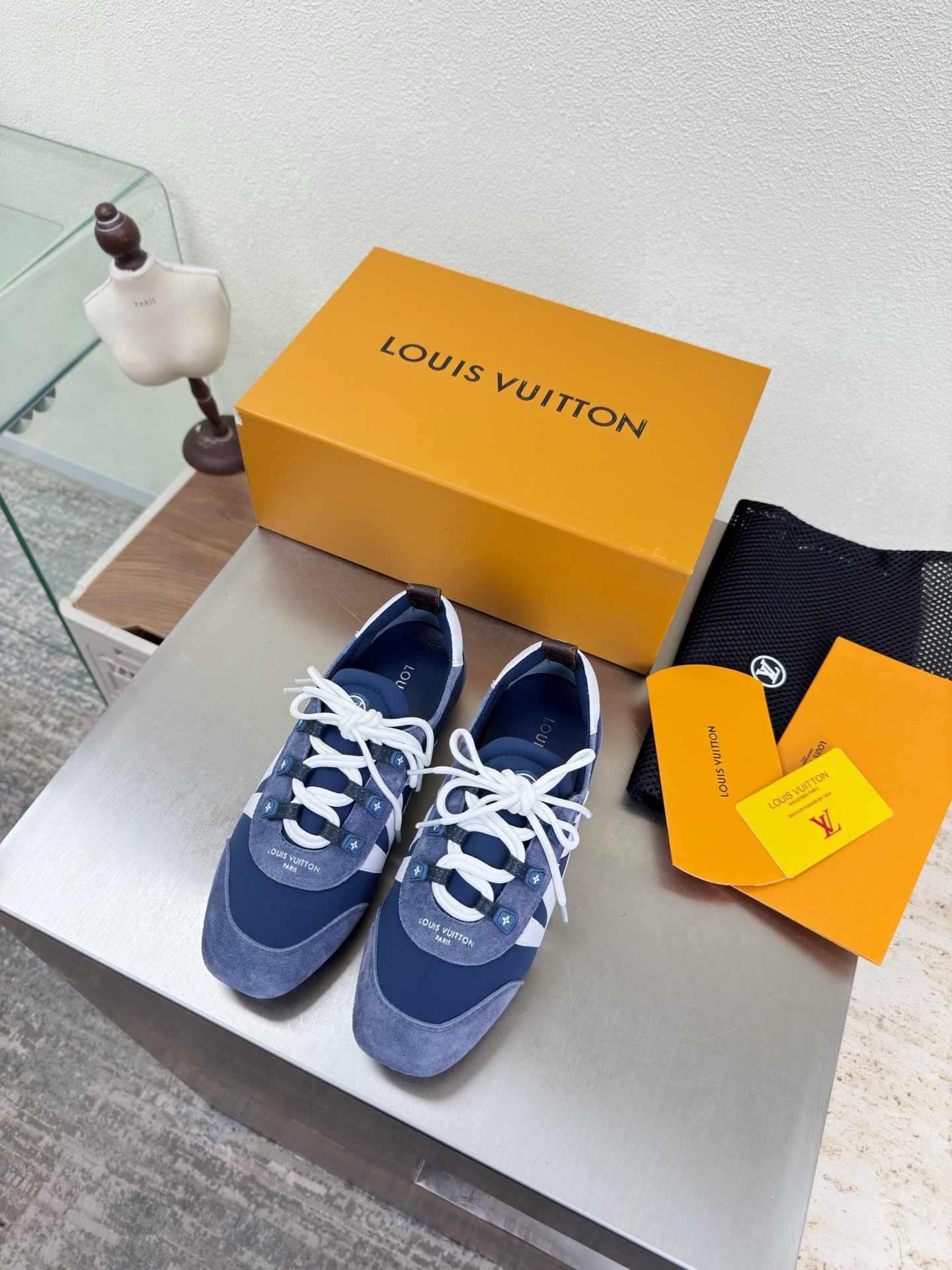 NO:789932,L donkey straps, bag and single shoes, L donkey is super cost-effective, packaging, high quality, flawless, blue suede leather, white sheepskin LV, so that LV can still provide creators and young players with surprises and desires. The new color combination is once again high-yield, and the actual product has been fully exposed, and is expected to be released in the near future!  Material black lambskin with presbyopia material sole original TPU outsole code number 35 36 37 38 39 40 41 42 equipped with original packaging, mary jane, louis vuitton, louis vuitton, mary jane, sheepskin19860909L驴 绑带 套包单鞋 L驴超高性价比 包装 高品质 无瑕疵 蓝色反绒皮 白色羊皮LV 使得 LV  仍能为创作者、青年玩家,提供惊艳和渴望. 新配色再次高产上新,目前实物已经全面曝光,预计将在近期陆续发布！ 材质黑色小羊皮 搭配老花材质 鞋底原版TPU大底 码数35 36 37 38 39 40 41 42  配置原版包装,玛丽珍,louis vuitton,louis vuitton,mary jane,sheepskin,Women's Shoes