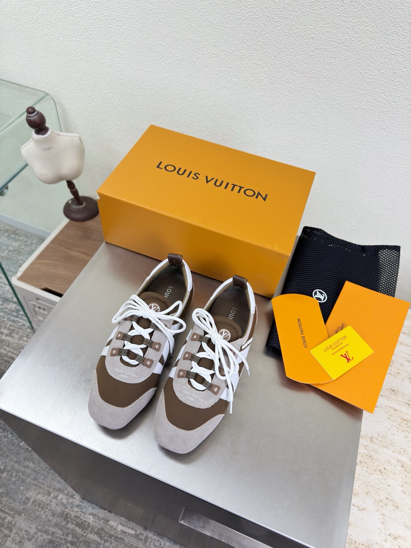 NO:789934,L donkey straps, bag and shoes, L donkey super cost-effective packaging, high quality, flawless, gray suede, white sheepskin LV, so that LV can still provide creators and young players with surprises and desires. The new color combination is once again high-yield, and the actual product has been fully exposed, and is expected to be released in the near future!  Material lambskin with presbyopia material sole original TPU outsole code number 35 36 37 38 39 40 41 42 equipped with original packaging, mary jane, louis vuitton, louis vuitton, mary jane, sheepskin19860909L驴 绑带 套包单鞋 L驴超高性价比 包装 高品质 无瑕疵 灰色反绒皮 白色羊皮LV 使得 LV  仍能为创作者、青年玩家,提供惊艳和渴望. 新配色再次高产上新,目前实物已经全面曝光,预计将在近期陆续发布！ 材质小羊皮 搭配老花材质 鞋底原版TPU大底 码数35 36 37 38 39 40 41 42  配置原版包装,玛丽珍,louis vuitton,louis vuitton,mary jane,sheepskin,Women's Shoes