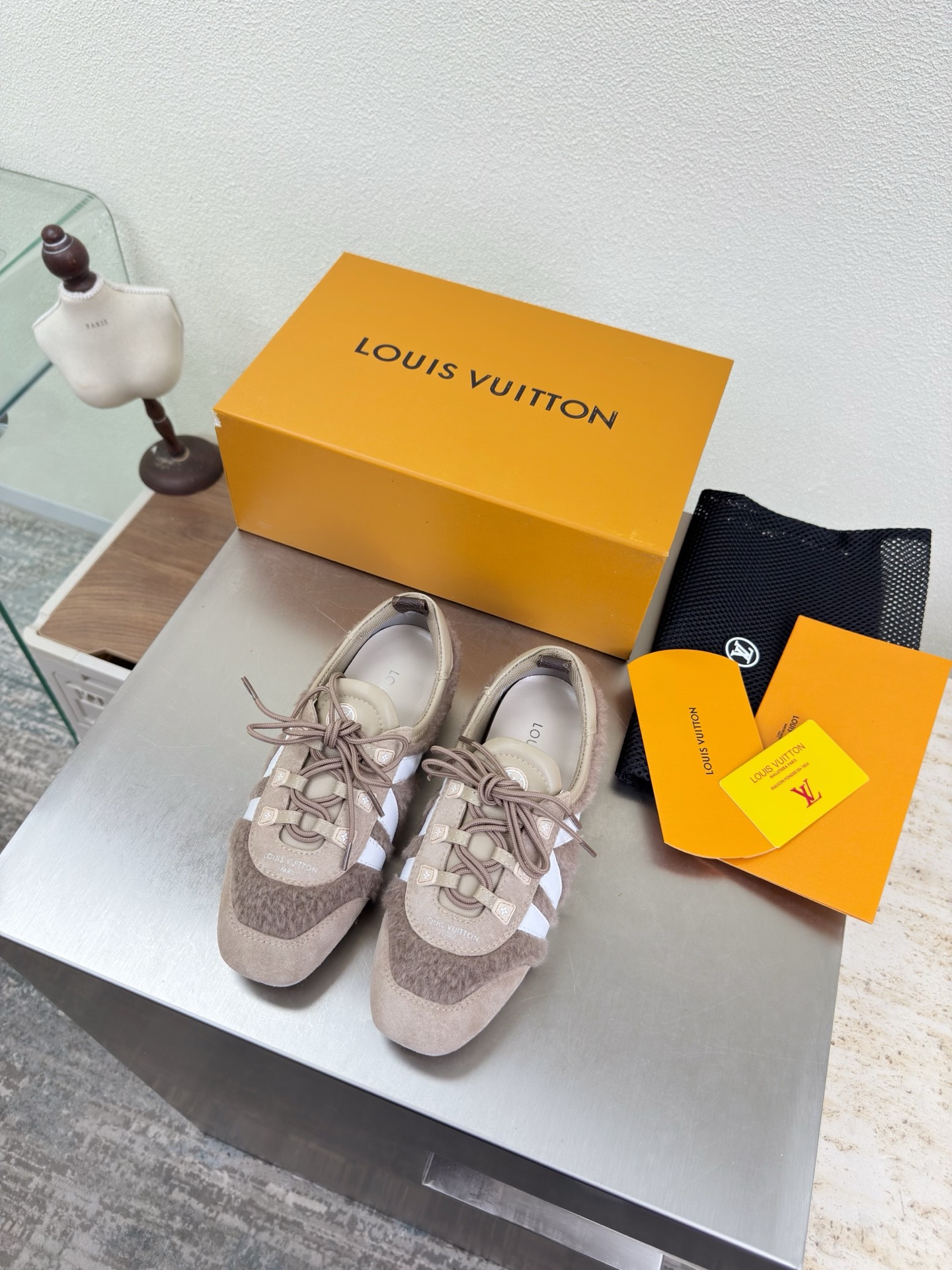 NO:789936,L donkey straps, bags and shoes, L donkey super cost-effective packaging, high quality, flawless, apricot suede leather, white sheepskin LV, so that LV can still provide creators and young players with surprises and desires. The new color combination is once again high-yield, and the actual product has been fully exposed, and is expected to be released in the near future!  Material black lambskin with presbyopia material sole original TPU outsole code number 35 36 37 38 39 40 41 42 equipped with original packaging, mary jane, louis vuitton, louis vuitton, mary jane, sheepskin19860909L驴 绑带 套包单鞋 L驴超高性价比 包装 高品质 无瑕疵 杏色反绒皮 白色羊皮LV 使得 LV  仍能为创作者、青年玩家,提供惊艳和渴望. 新配色再次高产上新,目前实物已经全面曝光,预计将在近期陆续发布！ 材质黑色小羊皮 搭配老花材质 鞋底原版TPU大底 码数35 36 37 38 39 40 41 42  配置原版包装,玛丽珍,louis vuitton,louis vuitton,mary jane,sheepskin,Women's Shoes
