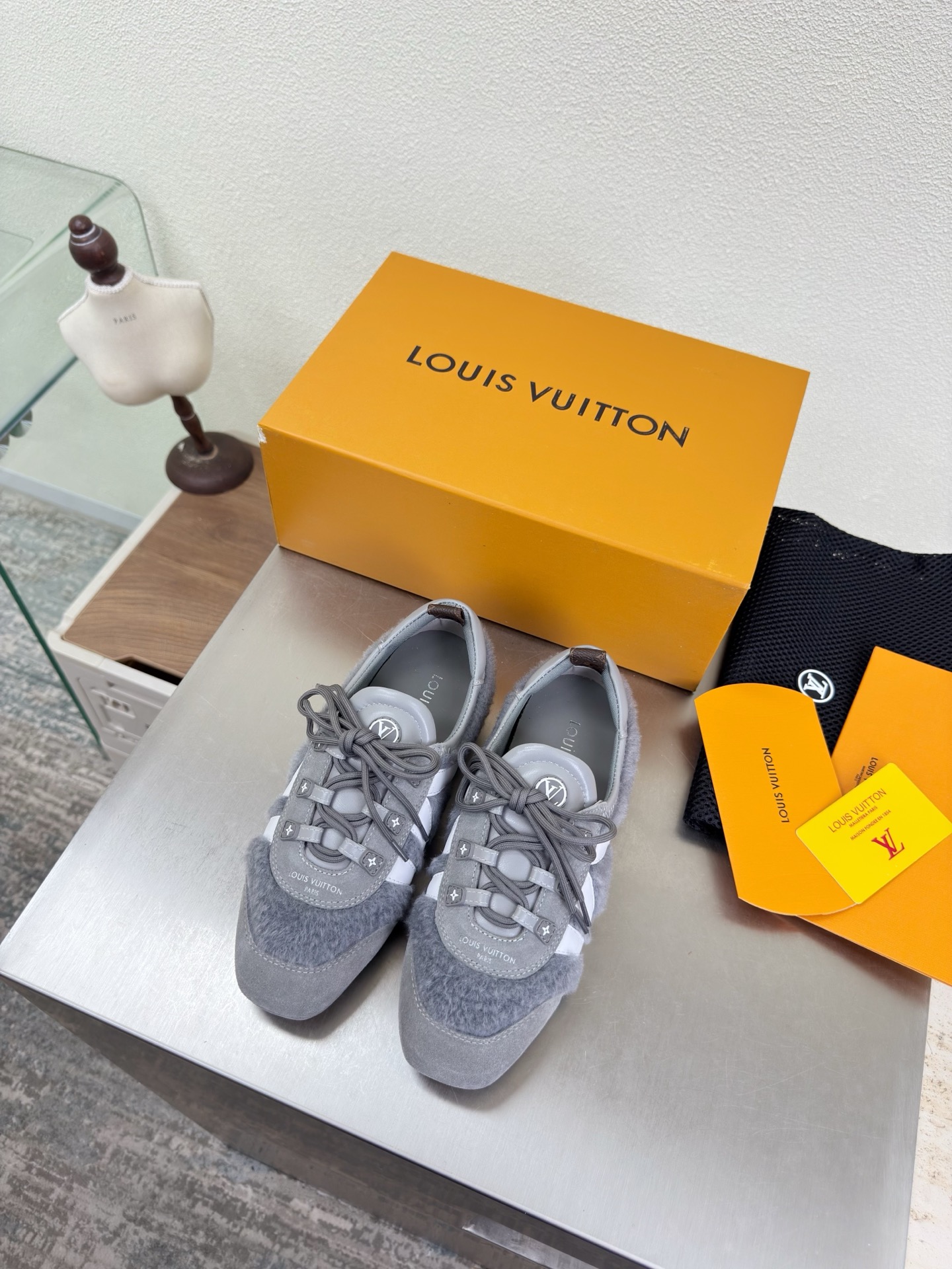 NO:789938,L donkey straps, bag and single shoes L donkey super cost-effective packaging, high quality, flawless gray suede, white sheepskin, gray fur LV enables LV to still provide creators and young players with surprises and desires. The new color combination is once again high-yield, and the actual product has been fully exposed, and is expected to be released in the near future!  Material lambskin with presbyopia material sole original TPU outsole code number 35 36 37 38 39 40 41 42 equipped with original packaging, mary jane, louis vuitton, louis vuitton, mary jane, sheepskin19860909L驴 绑带 套包单鞋 L驴超高性价比 包装 高品质 无瑕疵 灰色反绒皮 白色羊皮灰色毛毛LV 使得 LV  仍能为创作者、青年玩家,提供惊艳和渴望. 新配色再次高产上新,目前实物已经全面曝光,预计将在近期陆续发布！ 材质小羊皮 搭配老花材质 鞋底原版TPU大底 码数35 36 37 38 39 40 41 42  配置原版包装,玛丽珍,louis vuitton,louis vuitton,mary jane,sheepskin,Women's Shoes