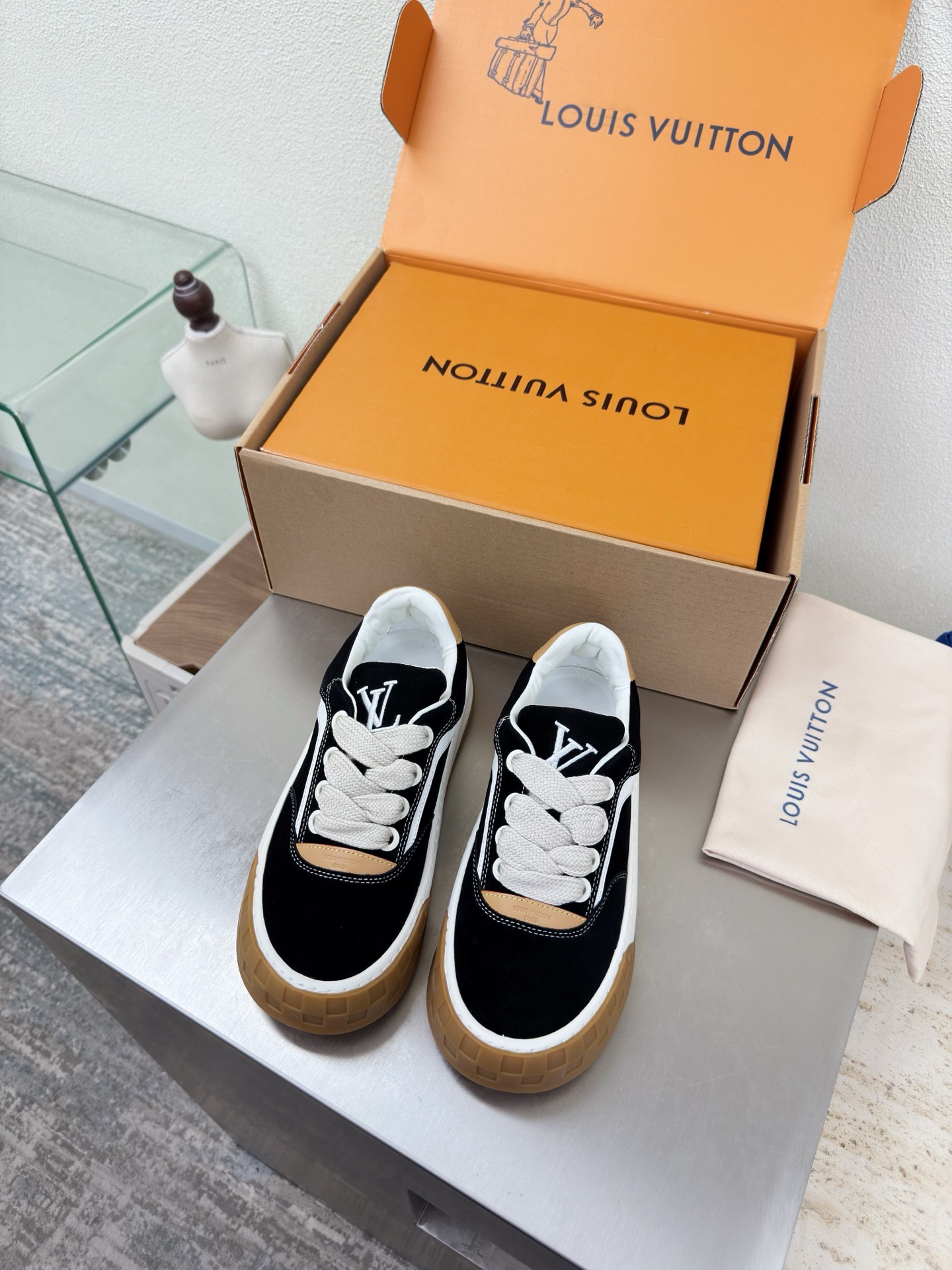 NO:789918,LV Men's and Women's Couple Shoes Spring Capsule New Shoes L Donkey Super Cost-Effective Packaging Airplane Box High Quality Flawless Black Suede Leather White Cowhide Brown Cowhide LV enables LV to still provide creators and young players with surprise and desire. The new color combination is once again high-yield, and the actual product has been fully exposed and is expected to be released in the near future!  Material: cow suede leather, first layer of cowhide, original TPU outsole, women's size 35 36 37 38 39 40 41 42 men's size 39 40 41 42 43 44 45 46, original packaging, casual shoes/sports shoes, louis vuitton, louis vuitton, sneakers, cowhide19860909LV 男女款 情侣鞋 Spring Capsule 新款鞋子 L驴超高性价比 包装 飞机盒 高品质 无瑕疵 黑色反绒皮 白色牛皮棕色牛皮LV 使得 LV  仍能为创作者、青年玩家,提供惊艳和渴望. 新配色再次高产上新,目前实物已经全面曝光,预计将在近期陆续发布！ 材质 牛反绒皮 头层牛皮 鞋底原版TPU大底 码数女码 35 36 37 38 39 40 41 42 男码 39 40 41 42 43 44 45 46  配置原版包装,休闲鞋/运动鞋,louis vuitton,louis vuitton,sneakers,cowhide,Women's Shoes