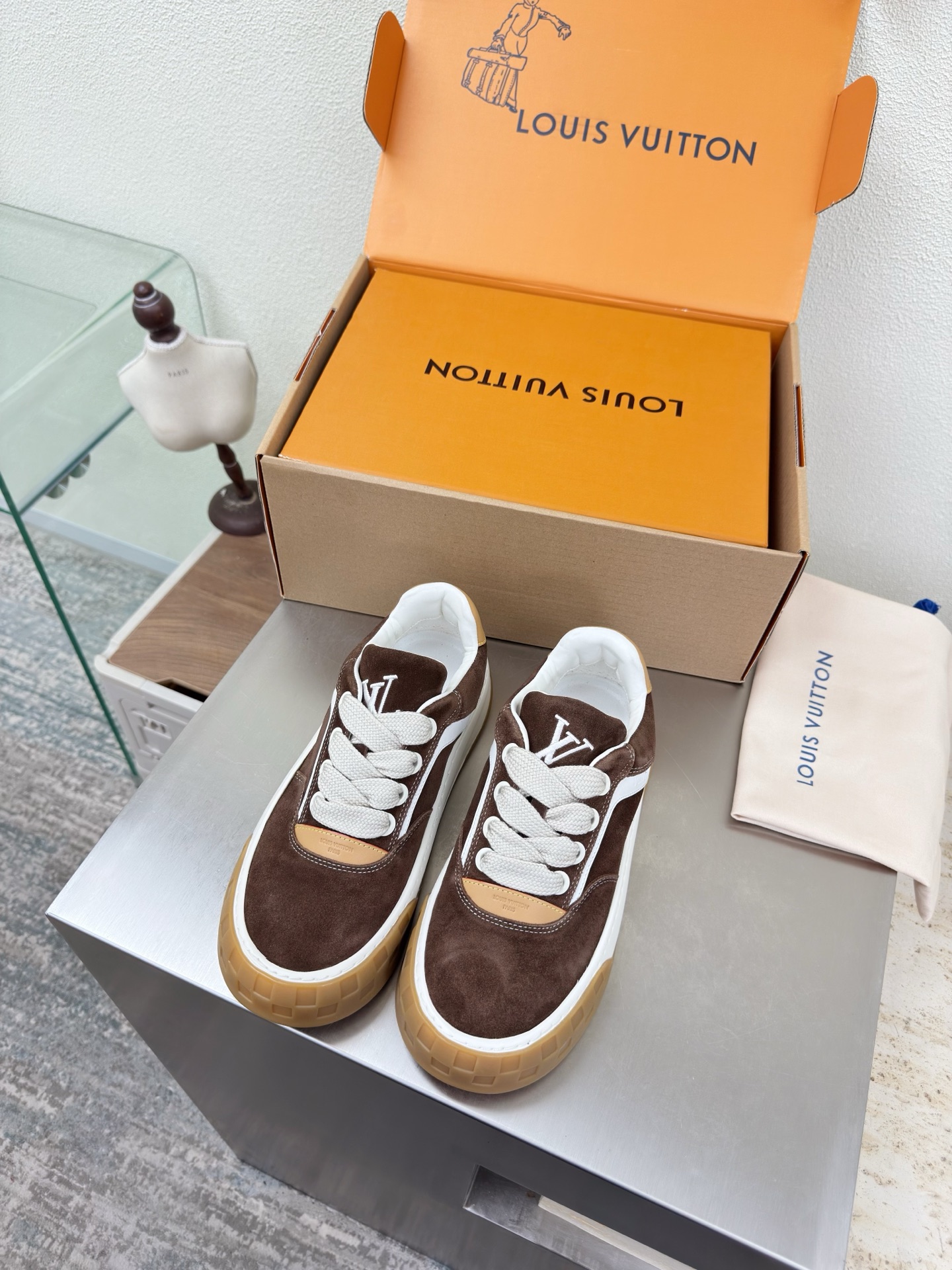 NO:789921,LV Men's and Women's Couple Shoes Spring Capsule New Shoes L Donkey Super Cost-Effective Packaging Airplane Box High Quality Flawless Coffee Suede Leather White Cowhide Brown Cowhide LV enables LV to still provide creators and young players with surprise and desire. The new color combination is once again high-yield, and the actual product has been fully exposed and is expected to be released in the near future!  Material: cow suede leather, first layer of cowhide, original TPU outsole, women's size 35 36 37 38 39 40 41 42 men's size 39 40 41 42 43 44 45 46, original packaging, casual shoes/sports shoes, louis vuitton, louis vuitton, sneakers, cowhide19860909LV 男女款 情侣鞋 Spring Capsule 新款鞋子 L驴超高性价比 包装 飞机盒 高品质 无瑕疵 咖啡 反绒皮 白色牛皮棕色牛皮LV 使得 LV  仍能为创作者、青年玩家,提供惊艳和渴望. 新配色再次高产上新,目前实物已经全面曝光,预计将在近期陆续发布！ 材质 牛反绒皮 头层牛皮 鞋底原版TPU大底 码数女码 35 36 37 38 39 40 41 42 男码 39 40 41 42 43 44 45 46  配置原版包装,休闲鞋/运动鞋,louis vuitton,louis vuitton,sneakers,cowhide,Women's Shoes