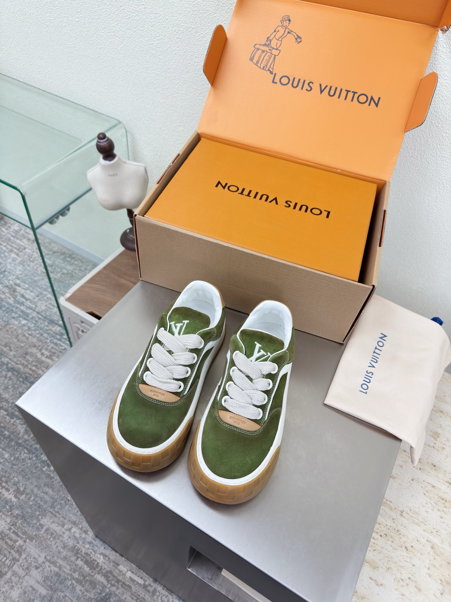 NO:789924,LV men's and women's couple shoes Spring Capsule new shoes L donkey super cost-effective packaging airplane box high quality flawless green suede leather white cowhide brown cowhide LV allows LV to still provide creators and young players with surprises and desires. The new color combination is once again high-yield, and the actual product has been fully exposed and is expected to be released in the near future!  Material: cow suede leather, first layer of cowhide, original TPU outsole, women's size 35 36 37 38 39 40 41 42 men's size 39 40 41 42 43 44 45 46, original packaging, casual shoes/sports shoes, louis vuitton, louis vuitton, sneakers, cowhide19860909LV 男女款情侣鞋 Spring Capsule 新款鞋子 L驴超高性价比 包装 飞机盒 高品质 无瑕疵 绿色 反绒皮 白色牛皮棕色牛皮LV 使得 LV  仍能为创作者、青年玩家,提供惊艳和渴望. 新配色再次高产上新,目前实物已经全面曝光,预计将在近期陆续发布！ 材质 牛反绒皮 头层牛皮 鞋底原版TPU大底 码数女码 35 36 37 38 39 40 41 42 男码 39 40 41 42 43 44 45 46  配置原版包装,休闲鞋/运动鞋,louis vuitton,louis vuitton,sneakers,cowhide,Women's Shoes