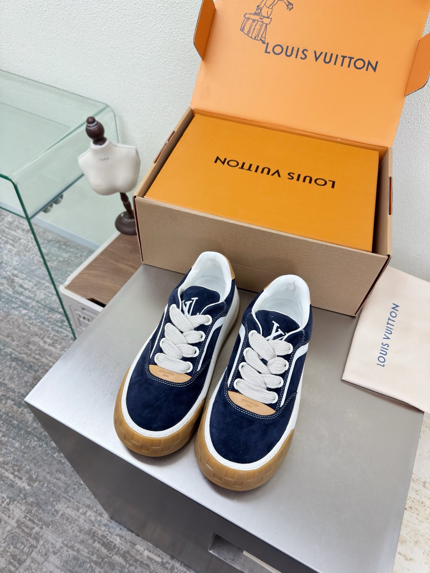 NO:789927,LV Men's and Women's Couple Shoes Spring Capsule New Shoes L Donkey Super Cost-Effective Packaging Airplane Box High Quality Flawless Black Suede Leather White Cowhide Brown Cowhide LV enables LV to still provide creators and young players with surprise and desire. The new color combination is once again high-yield, and the actual product has been fully exposed and is expected to be released in the near future!  Material: cow suede leather, first layer of cowhide, original TPU outsole, women's size 35 36 37 38 39 40 41 42 men's size 39 40 41 42 43 44 45 46, original packaging, casual shoes/sports shoes, louis vuitton, louis vuitton, sneakers, cowhide19860909LV 男女款 情侣鞋 Spring Capsule 新款鞋子 L驴超高性价比 包装 飞机盒 高品质 无瑕疵 黑色反绒皮 白色牛皮棕色牛皮LV 使得 LV  仍能为创作者、青年玩家,提供惊艳和渴望. 新配色再次高产上新,目前实物已经全面曝光,预计将在近期陆续发布！ 材质 牛反绒皮 头层牛皮 鞋底原版TPU大底 码数女码 35 36 37 38 39 40 41 42 男码 39 40 41 42 43 44 45 46  配置原版包装,休闲鞋/运动鞋,louis vuitton,louis vuitton,sneakers,cowhide,Women's Shoes