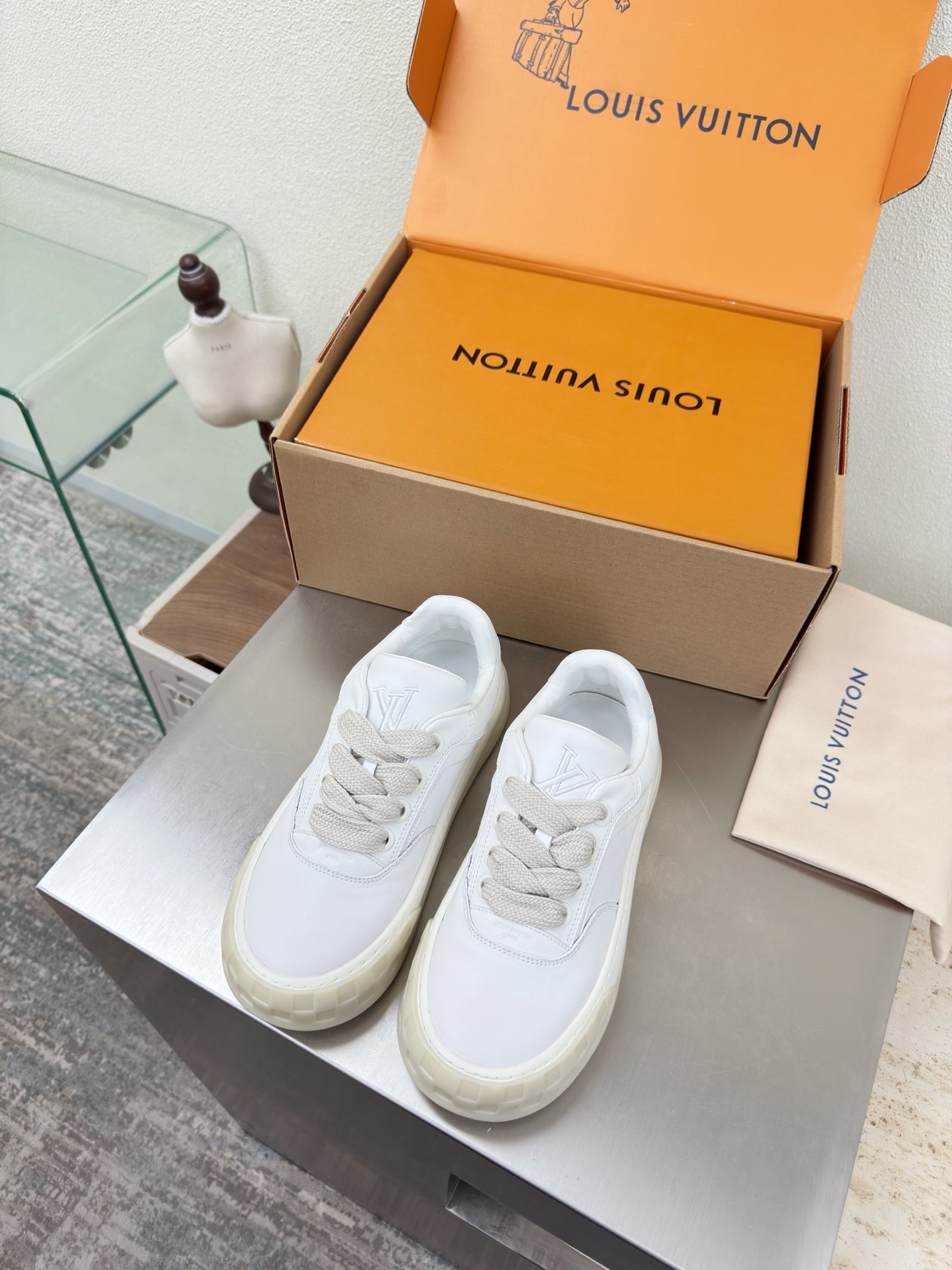 NO:789930,LV Men's and Women's Couple Shoes Spring Capsule New Shoes L Donkey Super Cost-Effective Packaging Airplane Box High Quality Flawless White Cowhide Brown Cowhide LV enables LV to still provide creators and young players with surprises and desires. The new color combination is once again high-yield, and the actual product has been fully exposed and is expected to be released in the near future!  Material: cow suede leather, first layer of cowhide, original TPU outsole, women's size 35 36 37 38 39 40 41 42 men's size 39 40 41 42 43 44 45 46, original packaging, casual shoes/sports shoes, louis vuitton, louis vuitton, sneakers, cowhide19860909LV 男女款 情侣鞋 Spring Capsule 新款鞋子 L驴超高性价比 包装 飞机盒 高品质 无瑕疵 白色牛皮棕色牛皮LV 使得 LV  仍能为创作者、青年玩家,提供惊艳和渴望. 新配色再次高产上新,目前实物已经全面曝光,预计将在近期陆续发布！ 材质 牛反绒皮 头层牛皮 鞋底原版TPU大底 码数女码 35 36 37 38 39 40 41 42 男码 39 40 41 42 43 44 45 46  配置原版包装,休闲鞋/运动鞋,louis vuitton,louis vuitton,sneakers,cowhide,Women's Shoes