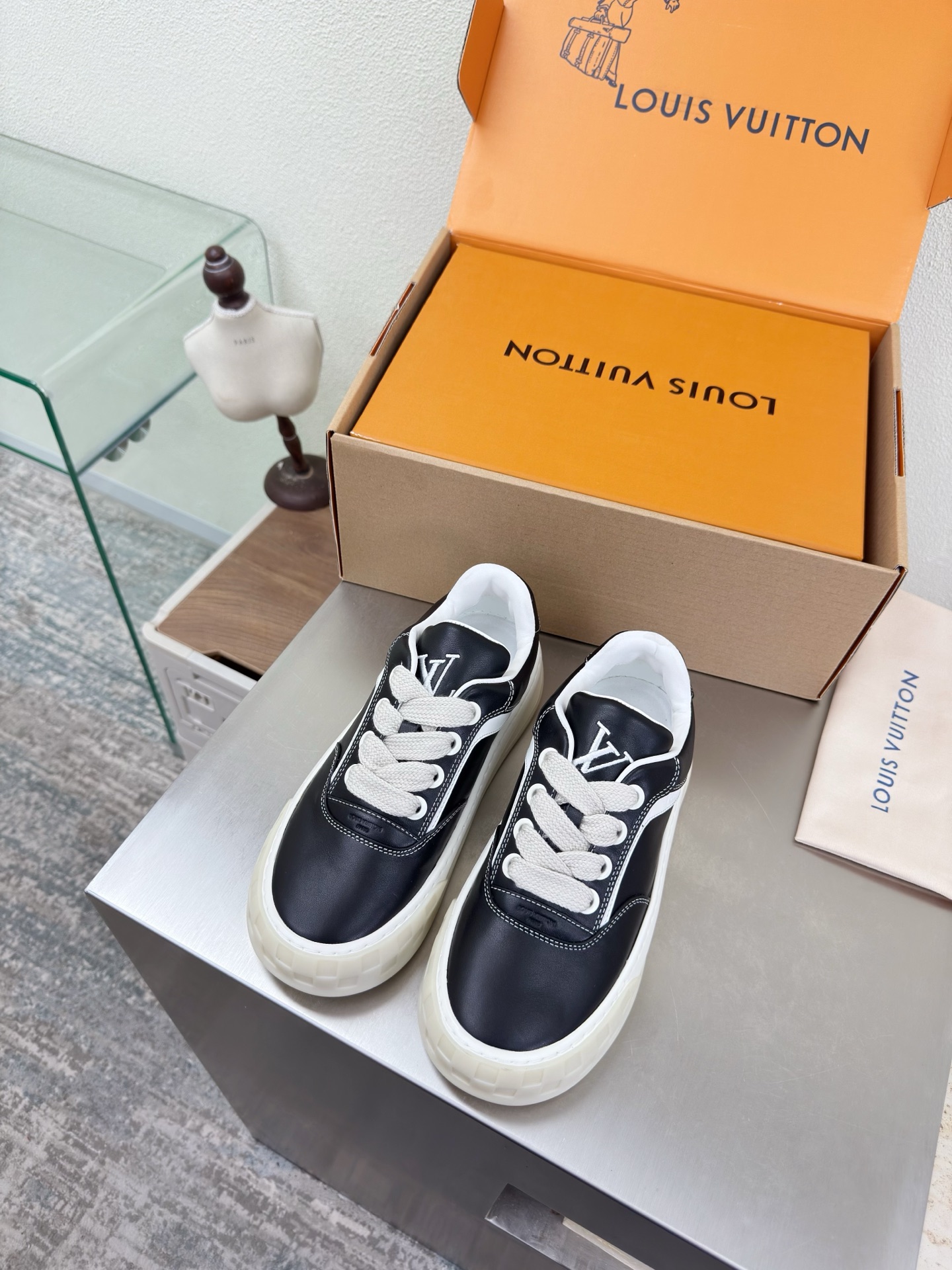 NO:789931,LV Men's and Women's Couple Shoes Spring Capsule New Shoes L Donkey Super Cost-Effective Packaging Airplane Box High Quality Flawless Black Cowhide Brown Cowhide LV enables LV to still provide creators and young players with surprise and desire. The new color combination is once again high-yield, and the actual product has been fully exposed and is expected to be released in the near future!  Material: cow suede leather, first layer of cowhide, original TPU outsole, women's size 35 36 37 38 39 40 41 42 men's size 39 40 41 42 43 44 45 46, original packaging, casual shoes/sports shoes, louis vuitton, louis vuitton, sneakers, cowhide19860909LV 男女款 情侣鞋 Spring Capsule 新款鞋子 L驴超高性价比 包装 飞机盒 高品质 无瑕疵 黑色牛皮棕色牛皮LV 使得 LV  仍能为创作者、青年玩家,提供惊艳和渴望. 新配色再次高产上新,目前实物已经全面曝光,预计将在近期陆续发布！ 材质 牛反绒皮 头层牛皮 鞋底原版TPU大底 码数女码 35 36 37 38 39 40 41 42 男码 39 40 41 42 43 44 45 46  配置原版包装,休闲鞋/运动鞋,louis vuitton,louis vuitton,sneakers,cowhide,Women's Shoes