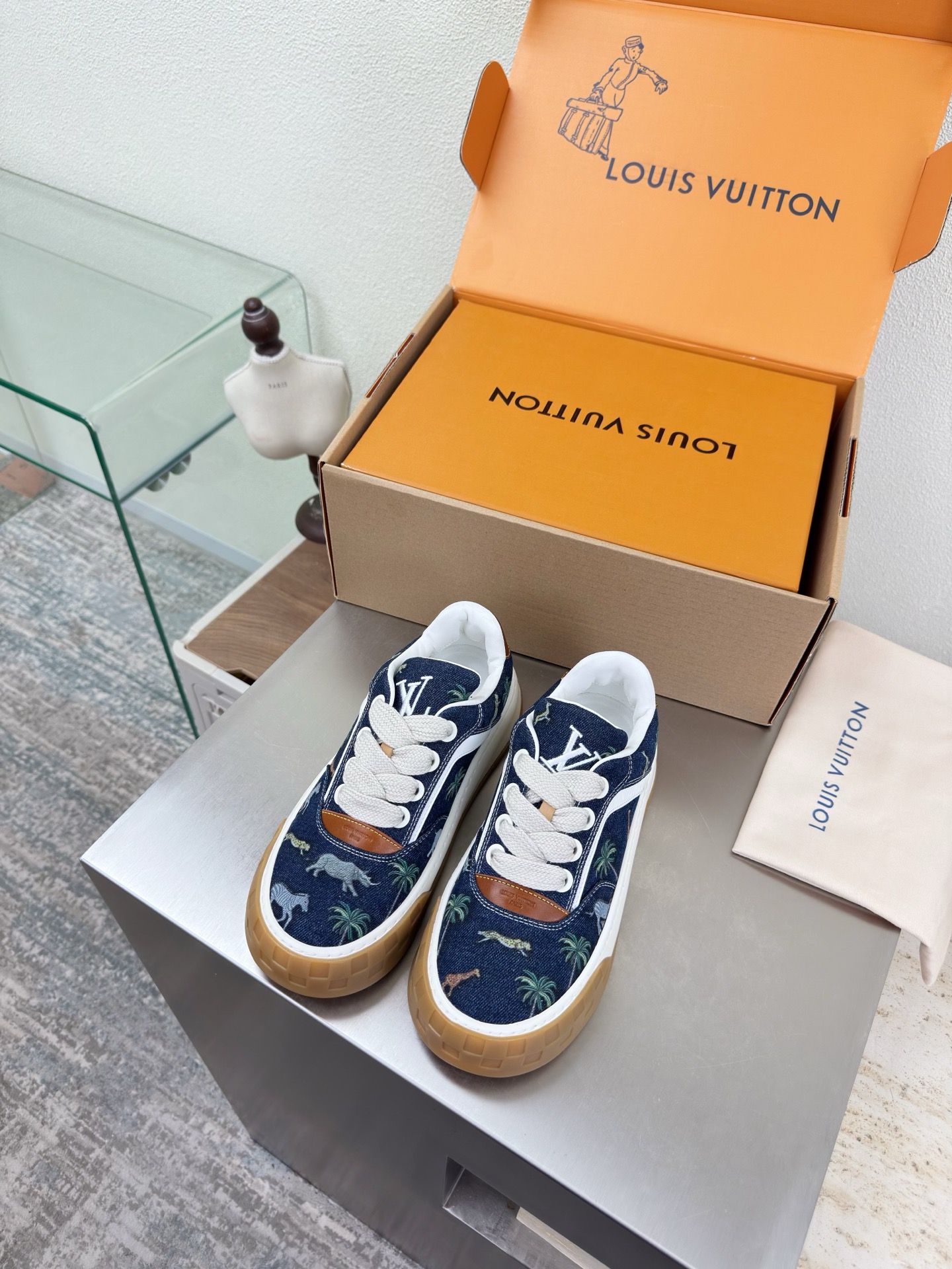 NO:789933,LV Men's and Women's Couple Shoes Spring Capsule New Shoes L Donkey Super Cost-Effective Packaging Airplane Box High Quality Flawless Blue Washed Denim Embroidery Pattern White Cowhide Brown Cowhide LV enables LV to still provide creators and young players with surprises and desires. The new color combination is once again high-yield, and the actual product has been fully exposed and is expected to be released in the near future!  Material: cow suede leather, first layer of cowhide, original TPU outsole, women's size 35 36 37 38 39 40 41 42 men's size 39 40 41 42 43 44 45 46, original packaging, casual shoes/sports shoes, louis vuitton, louis vuitton, sneakers, cowhide19860909LV 男女款 情侣鞋 Spring Capsule 新款鞋子 L驴超高性价比 包装 飞机盒 高品质 无瑕疵 蓝色洗水牛仔 刺绣图案 白色牛皮棕色牛皮LV 使得 LV  仍能为创作者、青年玩家,提供惊艳和渴望. 新配色再次高产上新,目前实物已经全面曝光,预计将在近期陆续发布！ 材质 牛反绒皮 头层牛皮 鞋底原版TPU大底 码数女码 35 36 37 38 39 40 41 42 男码 39 40 41 42 43 44 45 46  配置原版包装,休闲鞋/运动鞋,louis vuitton,louis vuitton,sneakers,cowhide,Women's Shoes