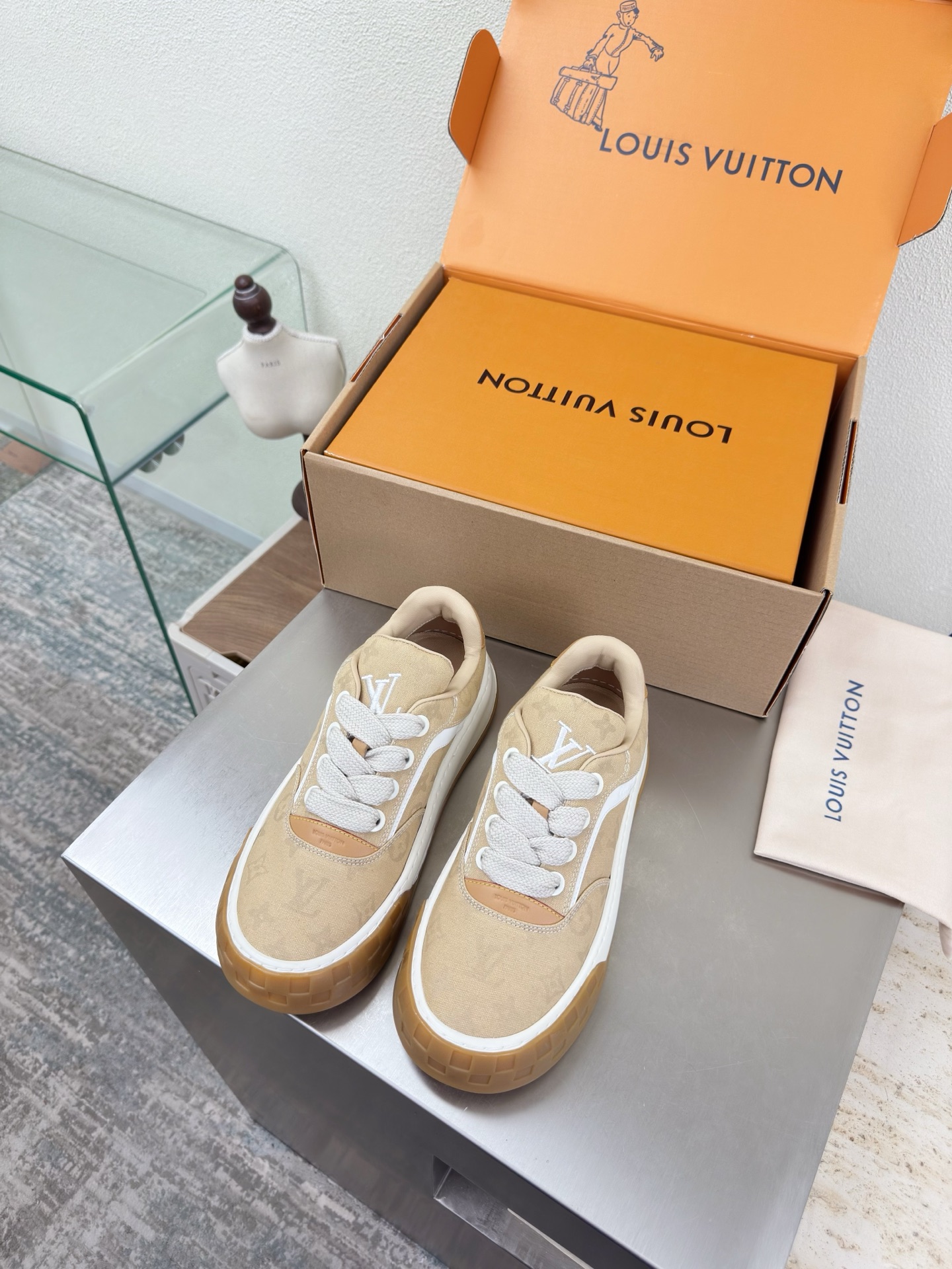 NO:789935,LV Men's and Women's Couple Shoes Spring Capsule New Shoes L Donkey Super Cost-Effective Packaging Airplane Box High Quality Flawless Apricot Presbyopia Material White Cowhide Brown Cowhide LV enables LV to still provide creators and young players with surprise and desire. The new color combination is once again high-yield, and the actual product has been fully exposed and is expected to be released in the near future!  Material: cow suede leather, first layer of cowhide, original TPU outsole, women's size 35 36 37 38 39 40 41 42 men's size 39 40 41 42 43 44 45 46, original packaging, casual shoes/sports shoes, louis vuitton, louis vuitton, sneakers, cowhide19860909LV 男女款 情侣鞋 Spring Capsule 新款鞋子 L驴超高性价比 包装 飞机盒 高品质 无瑕疵 杏色老花材质 白色牛皮棕色牛皮LV 使得 LV  仍能为创作者、青年玩家,提供惊艳和渴望. 新配色再次高产上新,目前实物已经全面曝光,预计将在近期陆续发布！ 材质 牛反绒皮 头层牛皮 鞋底原版TPU大底 码数女码 35 36 37 38 39 40 41 42 男码 39 40 41 42 43 44 45 46  配置原版包装,休闲鞋/运动鞋,louis vuitton,louis vuitton,sneakers,cowhide,Women's Shoes