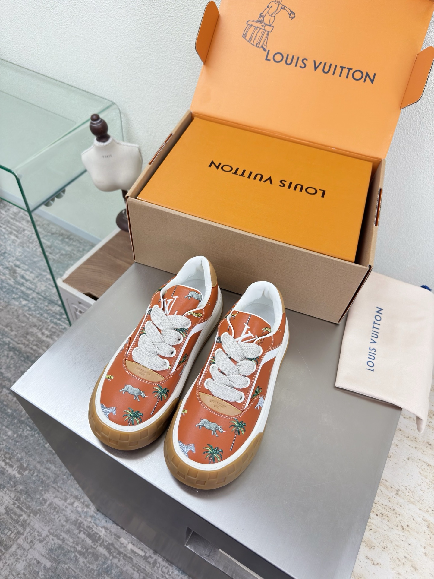 NO:789953,LV Men's and Women's Couple Shoes Spring Capsule New Shoes L Donkey Super Cost-Effective Packaging Aircraft Box High Quality Flawless Orange Cowhide Printed Pattern White Cowhide Brown Cowhide LV enables LV to still provide creators and young players with surprise and desire. The new color combination is once again high-yield, and the actual product has been fully exposed and is expected to be released in the near future!  Material: cow suede leather, first layer of cowhide, original TPU outsole, women's size 35 36 37 38 39 40 41 42 men's size 39 40 41 42 43 44 45 46, original packaging, casual shoes/sports shoes, louis vuitton, louis vuitton, sneakers, cowhide19860909LV 男女款 情侣鞋 Spring Capsule 新款鞋子 L驴超高性价比 包装 飞机盒 高品质 无瑕疵 橘色牛皮 印刷图案 白色牛皮棕色牛皮LV 使得 LV  仍能为创作者、青年玩家,提供惊艳和渴望. 新配色再次高产上新,目前实物已经全面曝光,预计将在近期陆续发布！ 材质 牛反绒皮 头层牛皮 鞋底原版TPU大底 码数女码 35 36 37 38 39 40 41 42 男码 39 40 41 42 43 44 45 46  配置原版包装,休闲鞋/运动鞋,louis vuitton,louis vuitton,sneakers,cowhide,Women's Shoes