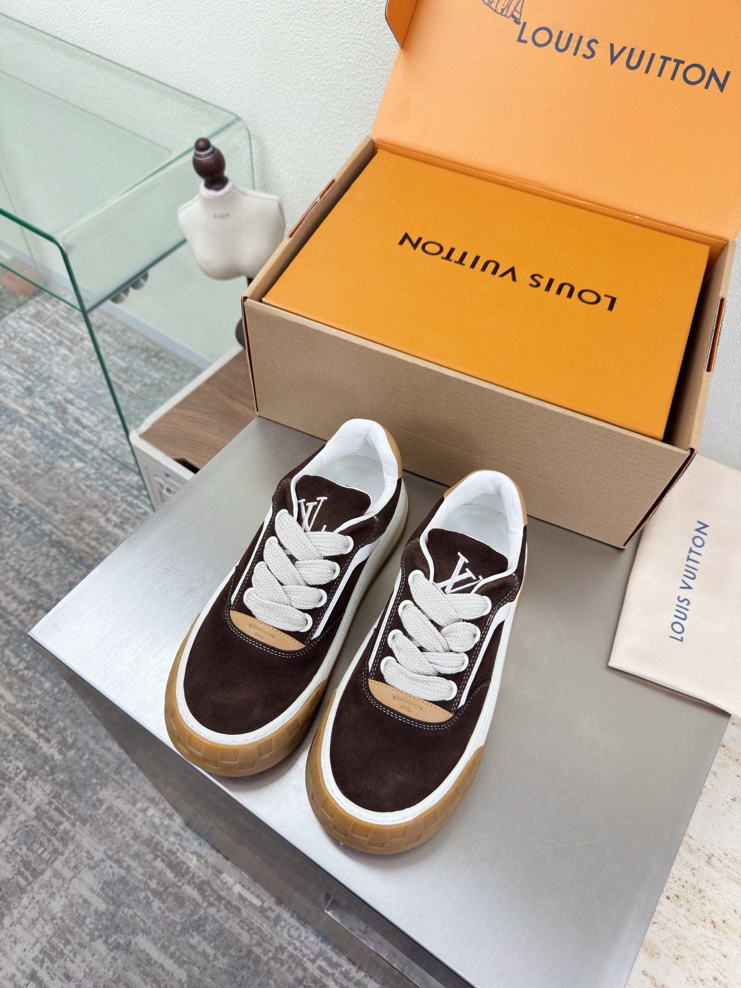 NO:789956,LV Men's and Women's Couple Shoes Spring Capsule New Shoes L Donkey Super Cost-effective Packaging Aircraft Box High Quality Flawless Brown Suede Leather White Cowhide Brown Cowhide LV enables LV to still provide creators and young players with surprises and desires. The new color combination is once again high-yield, and the actual product has been fully exposed and is expected to be released in the near future!  Material: cow suede leather, first layer of cowhide, original TPU outsole, women's size 35 36 37 38 39 40 41 42 men's size 39 40 41 42 43 44 45 46, original packaging, casual shoes/sports shoes, louis vuitton, louis vuitton, sneakers, cowhide19860909LV 男女款 情侣鞋 Spring Capsule 新款鞋子 L驴超高性价比 包装 飞机盒 高品质 无瑕疵 咖啡色反绒皮 白色牛皮棕色牛皮LV 使得 LV  仍能为创作者、青年玩家,提供惊艳和渴望. 新配色再次高产上新,目前实物已经全面曝光,预计将在近期陆续发布！ 材质 牛反绒皮 头层牛皮 鞋底原版TPU大底 码数女码 35 36 37 38 39 40 41 42 男码 39 40 41 42 43 44 45 46  配置原版包装,休闲鞋/运动鞋,louis vuitton,louis vuitton,sneakers,cowhide,Women's Shoes