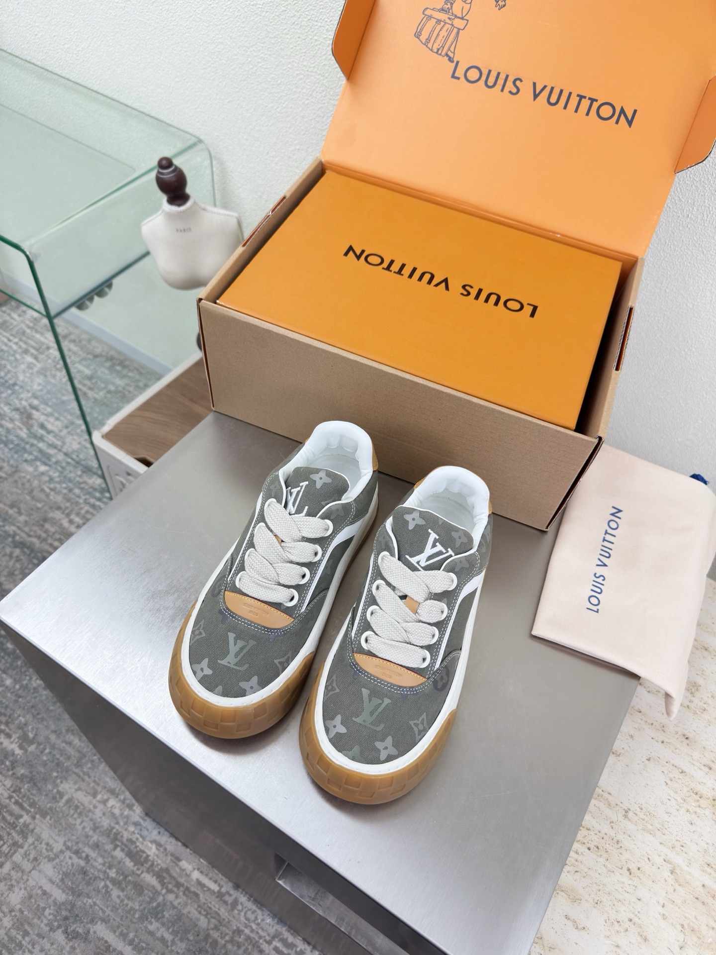 NO:789959,LV Men's and Women's Couple Shoes Spring Capsule New Shoes L Donkey Super Cost-Effective Packaging Airplane Box High Quality Flawless Gray Presbyopia White Cowhide Brown Cowhide LV enables LV to still provide creators and young players with surprises and desires. The new color combination is once again high-yield, and the actual product has been fully exposed and is expected to be released in the near future!  Material: cow suede leather, first layer of cowhide, original TPU outsole, women's size 35 36 37 38 39 40 41 42 men's size 39 40 41 42 43 44 45 46, original packaging, casual shoes/sports shoes, louis vuitton, louis vuitton, sneakers, cowhide19860909LV 男女款 情侣鞋 Spring Capsule 新款鞋子 L驴超高性价比 包装 飞机盒 高品质 无瑕疵 灰色老花 白色牛皮棕色牛皮LV 使得 LV  仍能为创作者、青年玩家,提供惊艳和渴望. 新配色再次高产上新,目前实物已经全面曝光,预计将在近期陆续发布！ 材质 牛反绒皮 头层牛皮 鞋底原版TPU大底 码数女码 35 36 37 38 39 40 41 42 男码 39 40 41 42 43 44 45 46  配置原版包装,休闲鞋/运动鞋,louis vuitton,louis vuitton,sneakers,cowhide,Women's Shoes