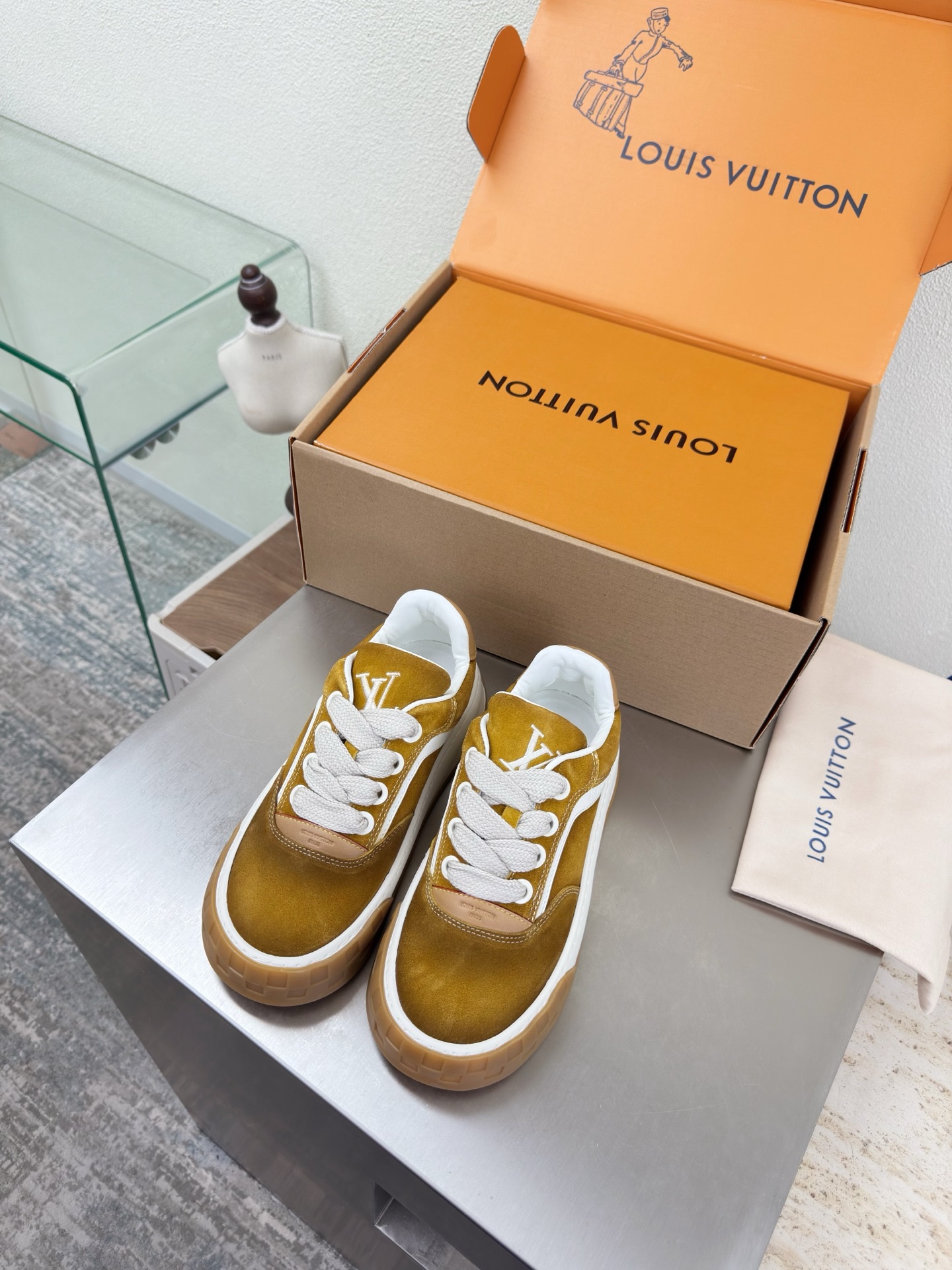 NO:789962,LV Men's and Women's Couple Shoes Spring Capsule New Shoes L Donkey Super Cost-Effective Packaging Aircraft Box High Quality Flawless Gradient Ginger White Cowhide Brown Cowhide LV enables LV to still provide creators and young players with surprises and desires. The new color combination is once again high-yield, and the actual product has been fully exposed and is expected to be released in the near future!  Material: cow suede leather, first layer of cowhide, original TPU outsole, women's size 35 36 37 38 39 40 41 42 men's size 39 40 41 42 43 44 45 46, original packaging, casual shoes/sports shoes, louis vuitton, louis vuitton, sneakers, cowhide19860909LV 男女款 情侣鞋 Spring Capsule 新款鞋子 L驴超高性价比 包装 飞机盒 高品质 无瑕疵 渐变姜黄色 白色牛皮棕色牛皮LV 使得 LV  仍能为创作者、青年玩家,提供惊艳和渴望. 新配色再次高产上新,目前实物已经全面曝光,预计将在近期陆续发布！ 材质 牛反绒皮 头层牛皮 鞋底原版TPU大底 码数女码 35 36 37 38 39 40 41 42 男码 39 40 41 42 43 44 45 46  配置原版包装,休闲鞋/运动鞋,louis vuitton,louis vuitton,sneakers,cowhide,Women's Shoes