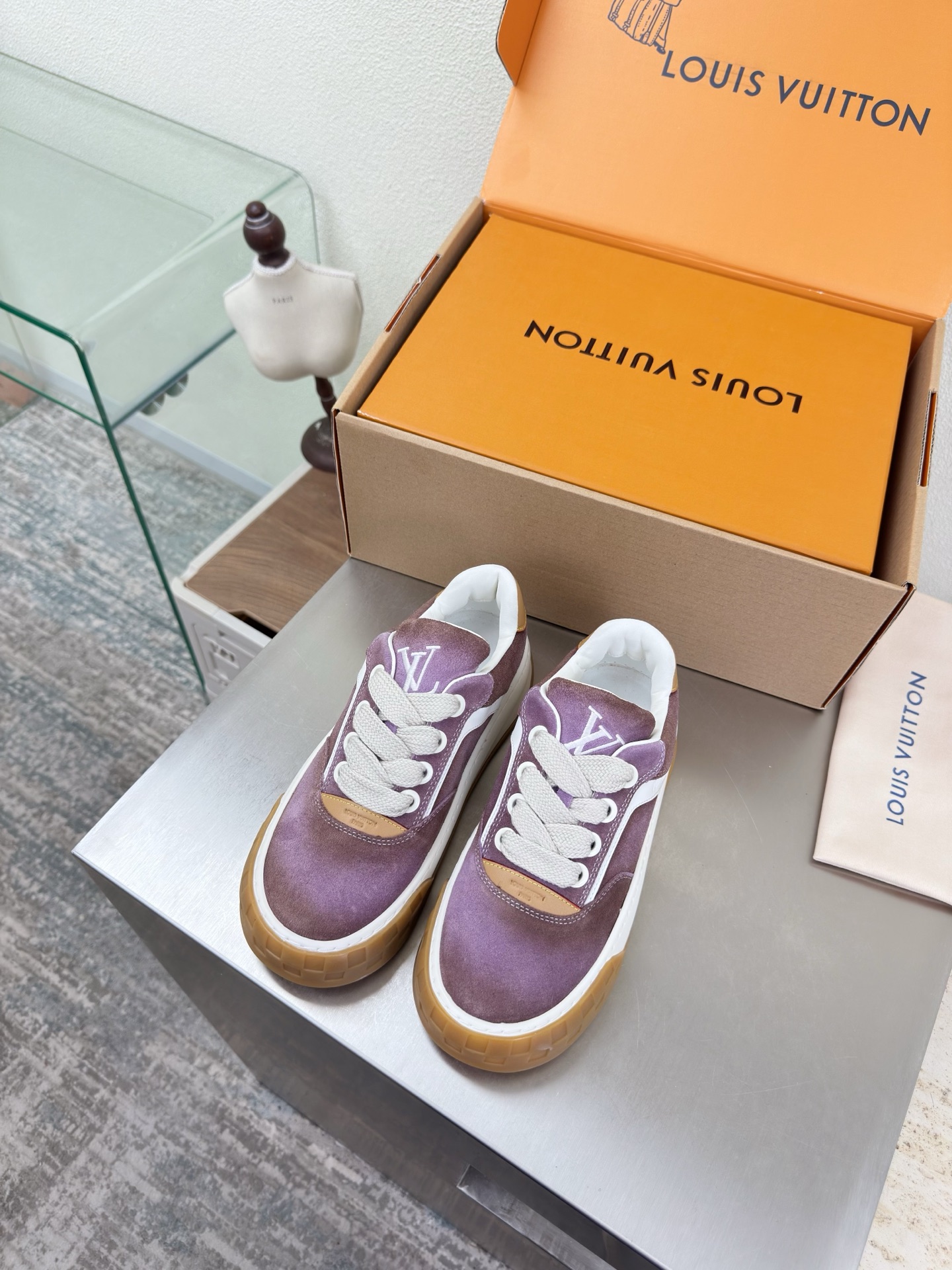 NO:789965,LV Men's and Women's Couple Shoes Spring Capsule New Shoes L Donkey Super Cost-Effective Packaging Aircraft Box High Quality Flawless Purple Gradient Suede Leather White Cowhide Brown Cowhide LV enables LV to still provide creators and young players with surprises and desires. The new color combination is once again high-yield, and the actual product has been fully exposed and is expected to be released in the near future!  Material: cow suede leather, first layer of cowhide, original TPU outsole, women's size 35 36 37 38 39 40 41 42 men's size 39 40 41 42 43 44 45 46, original packaging, casual shoes/sports shoes, louis vuitton, louis vuitton, sneakers, cowhide19860909LV 男女款 情侣鞋 Spring Capsule 新款鞋子 L驴超高性价比 包装 飞机盒 高品质 无瑕疵 紫色渐变 反绒皮 白色牛皮棕色牛皮LV 使得 LV  仍能为创作者、青年玩家,提供惊艳和渴望. 新配色再次高产上新,目前实物已经全面曝光,预计将在近期陆续发布！ 材质 牛反绒皮 头层牛皮 鞋底原版TPU大底 码数女码 35 36 37 38 39 40 41 42 男码 39 40 41 42 43 44 45 46  配置原版包装,休闲鞋/运动鞋,louis vuitton,louis vuitton,sneakers,cowhide,Women's Shoes