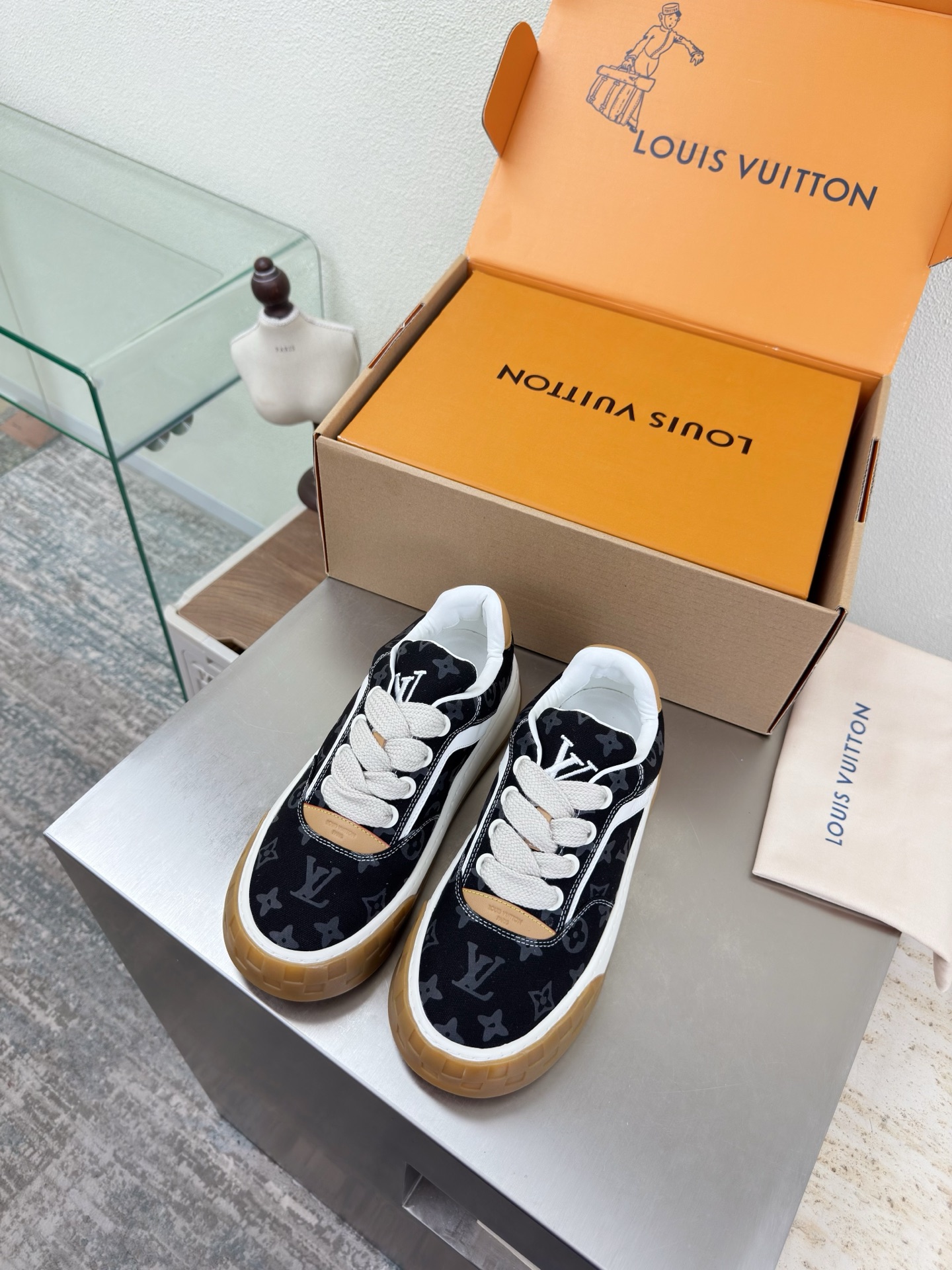 NO:789968,LV Men's and Women's Couple Shoes Spring Capsule New Shoes L Donkey Super Cost-Effective Packaging Airplane Box High Quality Flawless Black Presbyopia White Cowhide Brown Cowhide LV enables LV to still provide creators and young players with surprises and desires. The new color combination is once again high-yield, and the actual product has been fully exposed and is expected to be released in the near future!  Material: cow suede leather, first layer of cowhide, original TPU outsole, women's size 35 36 37 38 39 40 41 42 men's size 39 40 41 42 43 44 45 46, original packaging, casual shoes/sports shoes, louis vuitton, louis vuitton, sneakers, cowhide19860909LV 男女款 情侣鞋 Spring Capsule 新款鞋子 L驴超高性价比 包装 飞机盒 高品质 无瑕疵 黑色老花 白色牛皮棕色牛皮LV 使得 LV  仍能为创作者、青年玩家,提供惊艳和渴望. 新配色再次高产上新,目前实物已经全面曝光,预计将在近期陆续发布！ 材质 牛反绒皮 头层牛皮 鞋底原版TPU大底 码数女码 35 36 37 38 39 40 41 42 男码 39 40 41 42 43 44 45 46  配置原版包装,休闲鞋/运动鞋,louis vuitton,louis vuitton,sneakers,cowhide,Women's Shoes