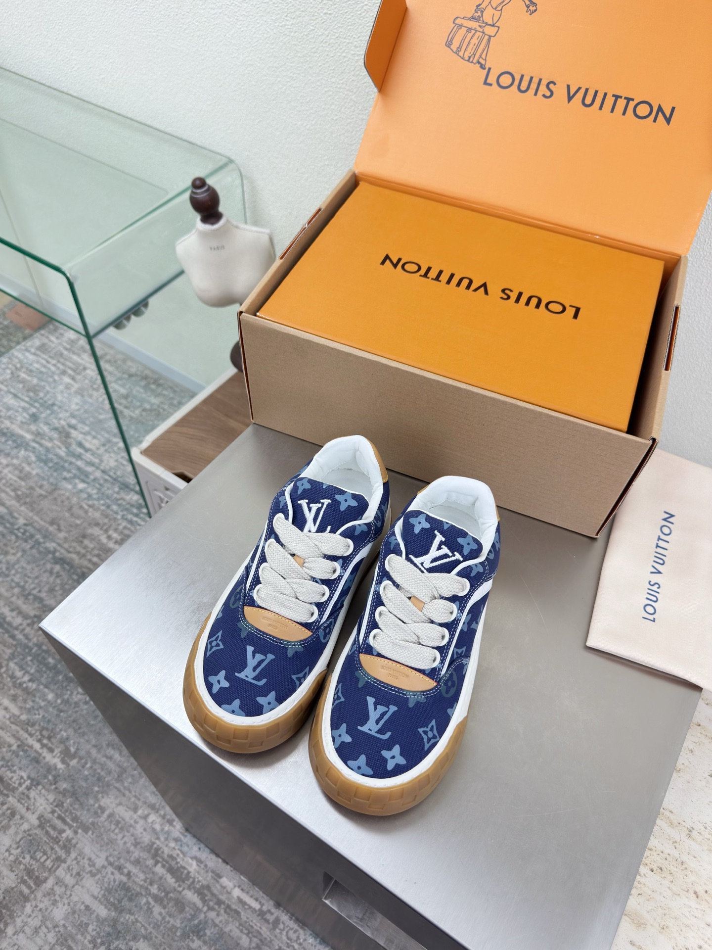 NO:789971,LV Men's and Women's Couple Shoes Spring Capsule New Shoes L Donkey Super Cost-Effective Packaging Airplane Box High Quality Flawless Blue Denim Presbyopia White Cowhide Brown Cowhide LV enables LV to still provide creators and young players with surprise and desire. The new color combination is once again high-yield, and the actual product has been fully exposed and is expected to be released in the near future!  Material: cow suede leather, first layer of cowhide, original TPU outsole, women's size 35 36 37 38 39 40 41 42 men's size 39 40 41 42 43 44 45 46, original packaging, casual shoes/sports shoes, louis vuitton, louis vuitton, sneakers, cowhide19860909LV 男女款 情侣鞋 Spring Capsule 新款鞋子 L驴超高性价比 包装 飞机盒 高品质 无瑕疵 蓝色牛仔老花 白色牛皮棕色牛皮LV 使得 LV  仍能为创作者、青年玩家,提供惊艳和渴望. 新配色再次高产上新,目前实物已经全面曝光,预计将在近期陆续发布！ 材质 牛反绒皮 头层牛皮 鞋底原版TPU大底 码数女码 35 36 37 38 39 40 41 42 男码 39 40 41 42 43 44 45 46  配置原版包装,休闲鞋/运动鞋,louis vuitton,louis vuitton,sneakers,cowhide,Women's Shoes