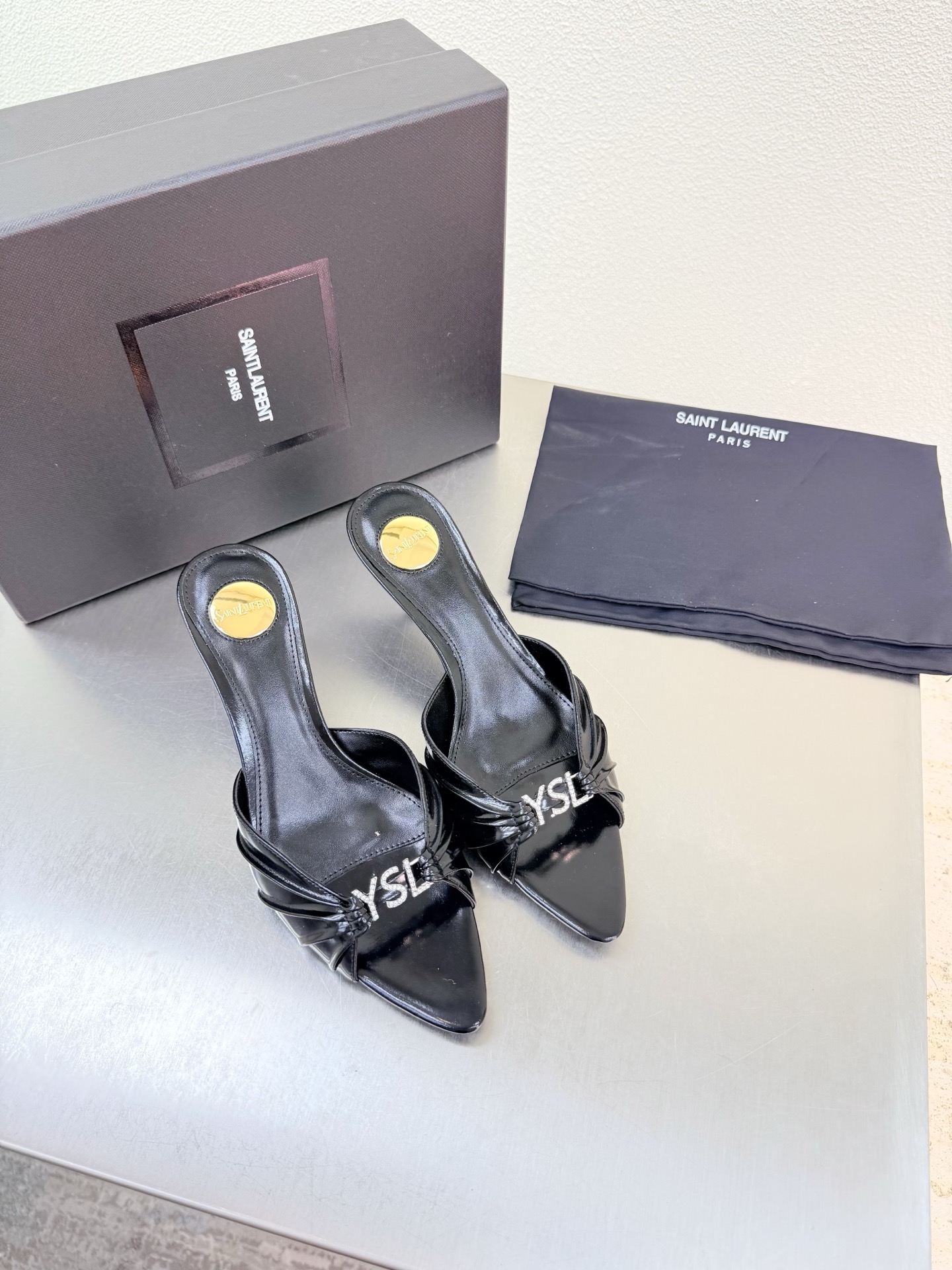 NO:789961,YSL Diamond Buckle Logo Pleated Slippers 6.5 cm Heel Height Yvette Saint Laurent Saint Laurent Logo Exquisite Medium Heel Black Oil Leather Yang Shulin who understands women’s hearts best Beautiful shoes with no dead ends Support your aura Noble temperament Imported sheepskin lining Fits your feet Comfortable Genuine leather outsole imported from Italy Size number 35 36 37 38 39 40 41 42 (40 41  42 orders) with counter packaging, high heels and slippers, saint laurent, saint laurent, saint laurent, high heels, slippers, sheepskin, Leather soles19860909YSL 钻扣logo 褶皱拖鞋 6.5 cm 跟高 Yvette Saint Laurent圣罗兰logo 精致 中跟  黑色 油皮 最懂女人心的杨树林 无死角的美鞋 撑起气场 气质高贵  进口羊皮内里 贴脚 舒适 意大利进口真皮大底  码数35 36 37 38 39 40 41 42 （40 41 42 订） 配专柜包装,高跟鞋拖鞋,saint laurent,saint laurent,saint laurent,high heels,slippers,sheepskin,Leather soles,Women's Shoes