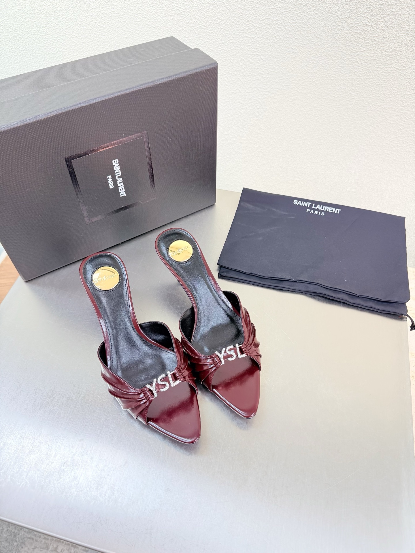 NO:789964,YSL Diamond Buckle Logo Pleated Slippers 6.5 cm Heel Height Yvette Saint Laurent Saint Laurent Logo Exquisite Medium Heel Burgundy Oil Leather Poplar Forest Knows Women’s Hearts Beautiful Shoes with No Blind Spots Support Your Aura Noble Temperament Imported Sheepskin Lining Fits Your Feet Comfortable Italian Imported Genuine Leather Outsole Size Number 35 36 37 38 39 40 41 42 (40 41  42 orders) with counter packaging, high heels and slippers, saint laurent, saint laurent, saint laurent, high heels, slippers, sheepskin, Leather soles19860909YSL 钻扣logo 褶皱拖鞋 6.5 cm 跟高 Yvette Saint Laurent圣罗兰logo 精致 中跟  酒红油皮 最懂女人心的杨树林 无死角的美鞋 撑起气场 气质高贵  进口羊皮内里 贴脚 舒适 意大利进口真皮大底  码数35 36 37 38 39 40 41 42 （40 41 42 订） 配专柜包装,高跟鞋拖鞋,saint laurent,saint laurent,saint laurent,high heels,slippers,sheepskin,Leather soles,Women's Shoes