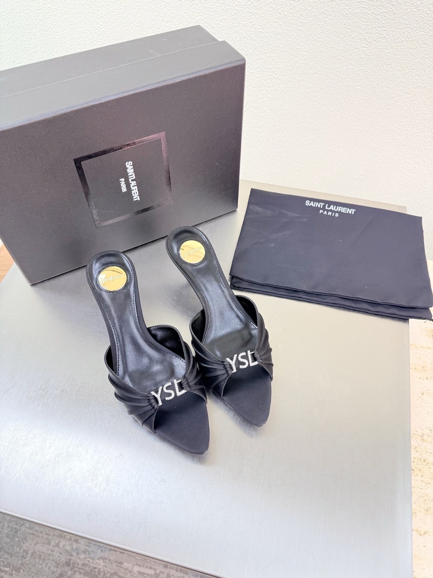 NO:789973,YSL Diamond Buckle Logo Pleated Slippers 6.5 cm Heel Height Yvette Saint Laurent Saint Laurent Logo Exquisite Medium Heel Black Silk Material Yang Shulin who understands women’s hearts best Beautiful shoes with no dead ends Support your aura Noble temperament Imported sheepskin lining Fits your feet Comfortable Genuine leather outsole imported from Italy Size 35 36 37 38 39 40 41 42 (40 41  42 orders) with counter packaging, high heels and slippers, saint laurent, saint laurent, saint laurent, high heels, slippers, sheepskin, real silk, Leather soles19860909YSL 钻扣logo 褶皱拖鞋 6.5 cm 跟高 Yvette Saint Laurent圣罗兰logo 精致 中跟  黑色真丝材质 最懂女人心的杨树林 无死角的美鞋 撑起气场 气质高贵  进口羊皮内里 贴脚 舒适 意大利进口真皮大底  码数35 36 37 38 39 40 41 42 （40 41 42 订） 配专柜包装,高跟鞋拖鞋,saint laurent,saint laurent,saint laurent,high heels,slippers,sheepskin,real silk,Leather soles,Women's Shoes