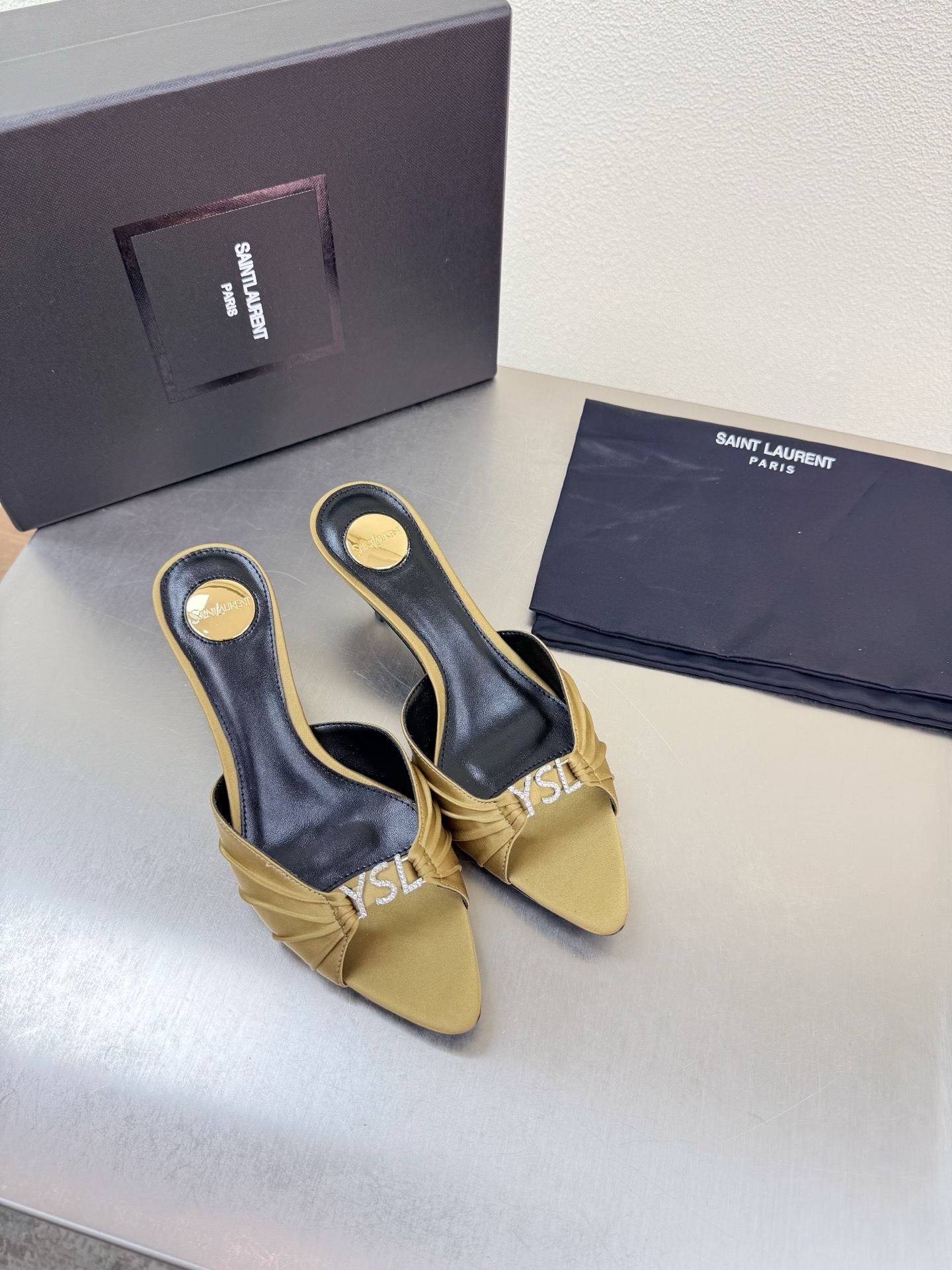 NO:789977,YSL Diamond Buckle Logo Pleated Slippers 6.5 cm Heel Height Yvette Saint Laurent Saint Laurent Logo Exquisite Medium Heel Military Green Silk Material Yang Shulin who understands women’s hearts best Beautiful shoes with no dead ends Support your aura Noble temperament Imported sheepskin lining Fits your feet Comfortable Genuine leather outsole imported from Italy Size 35 36 37 38 39 40 41 42 (40 41  42 orders) with counter packaging, high heels and slippers, saint laurent, saint laurent, saint laurent, high heels, slippers, sheepskin, real silk, Leather soles19860909YSL 钻扣logo 褶皱拖鞋 6.5 cm 跟高 Yvette Saint Laurent圣罗兰logo 精致 中跟  军绿真丝材质 最懂女人心的杨树林 无死角的美鞋 撑起气场 气质高贵  进口羊皮内里 贴脚 舒适 意大利进口真皮大底  码数35 36 37 38 39 40 41 42 （40 41 42 订） 配专柜包装,高跟鞋拖鞋,saint laurent,saint laurent,saint laurent,high heels,slippers,sheepskin,real silk,Leather soles,Women's Shoes