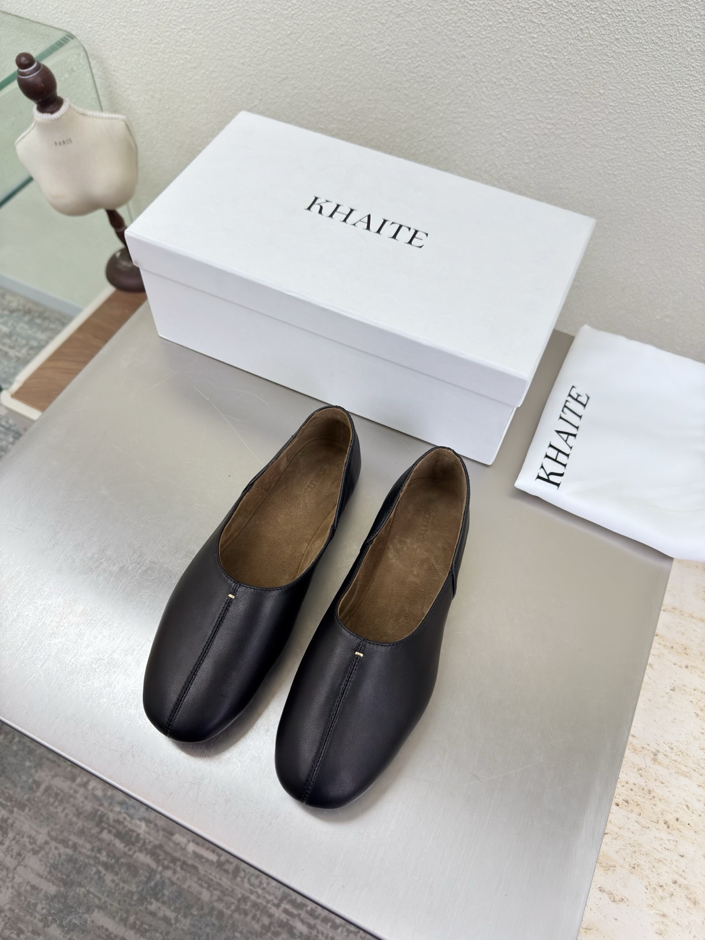 NO:789952,Khaite flat comfortable bun shoes, comfortable lambskin, avant-garde, sharp and fearless design have made Khaite famous in the fashion world in recent years. Khaite, an American fashion brand founded by designer Catherine Holstein in 2016, has become one of the most popular clothing brands in just a few years. It is simple and everyday, yet feminine and sensual, and has attracted many Old Celine, fashion celebrities and independent women. Brown cow suede leather, foot lining, lambskin  The outsole is made of Italian genuine leather 35 36 37 38 39 40 41 equipped with exquisite packaging, loafers, celine, loafers, sheepskin, Leather soles19860909Khaite 平底舒适包子鞋  舒适小羊皮 前卫、锋利和无畏的设计,让Khaite近年响亮时尚界. 2016年由设计师Catherine Holstein创立的美国时尚品牌Khaite,短短几年间已经成为最受欢迎的服装品牌之一. 它简约日常,又不失女性化与感性,让很多Old Celine、时尚名人和独立女性为它痴迷. 咖啡色牛反绒皮 垫脚内里 小羊皮 大底选用意大利真皮大底 35 36 37 38 39 40 41 配置精品包装,乐福鞋,celine,loafers,sheepskin,Leather soles,Women's Shoes