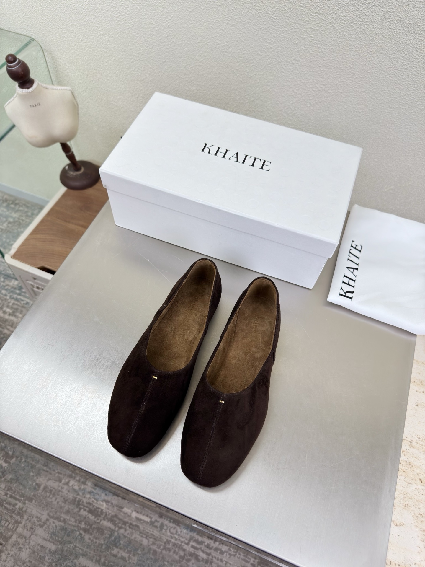 NO:789955,Khaite Flat Comfortable Bun Shoes Brown Sheep Suede The avant-garde, sharp and fearless design has made Khaite famous in the fashion world in recent years. Khaite, an American fashion brand founded by designer Catherine Holstein in 2016, has become one of the most popular clothing brands in just a few years. It is simple and everyday, yet feminine and sensual, and has attracted many Old Celine, fashion celebrities and independent women. Brown Cow Suede Foot Lining Lambskin  The outsole is made of Italian genuine leather 35 36 37 38 39 40 41 equipped with exquisite packaging, loafers, celine, loafers, sheepskin, Leather soles19860909Khaite 平底舒适包子鞋  咖啡色 羊反绒皮 前卫、锋利和无畏的设计,让Khaite近年响亮时尚界. 2016年由设计师Catherine Holstein创立的美国时尚品牌Khaite,短短几年间已经成为最受欢迎的服装品牌之一. 它简约日常,又不失女性化与感性,让很多Old Celine、时尚名人和独立女性为它痴迷. 咖啡色牛反绒皮 垫脚内里 小羊皮 大底选用意大利真皮大底 35 36 37 38 39 40 41 配置精品包装,乐福鞋,celine,loafers,sheepskin,Leather soles,Women's Shoes