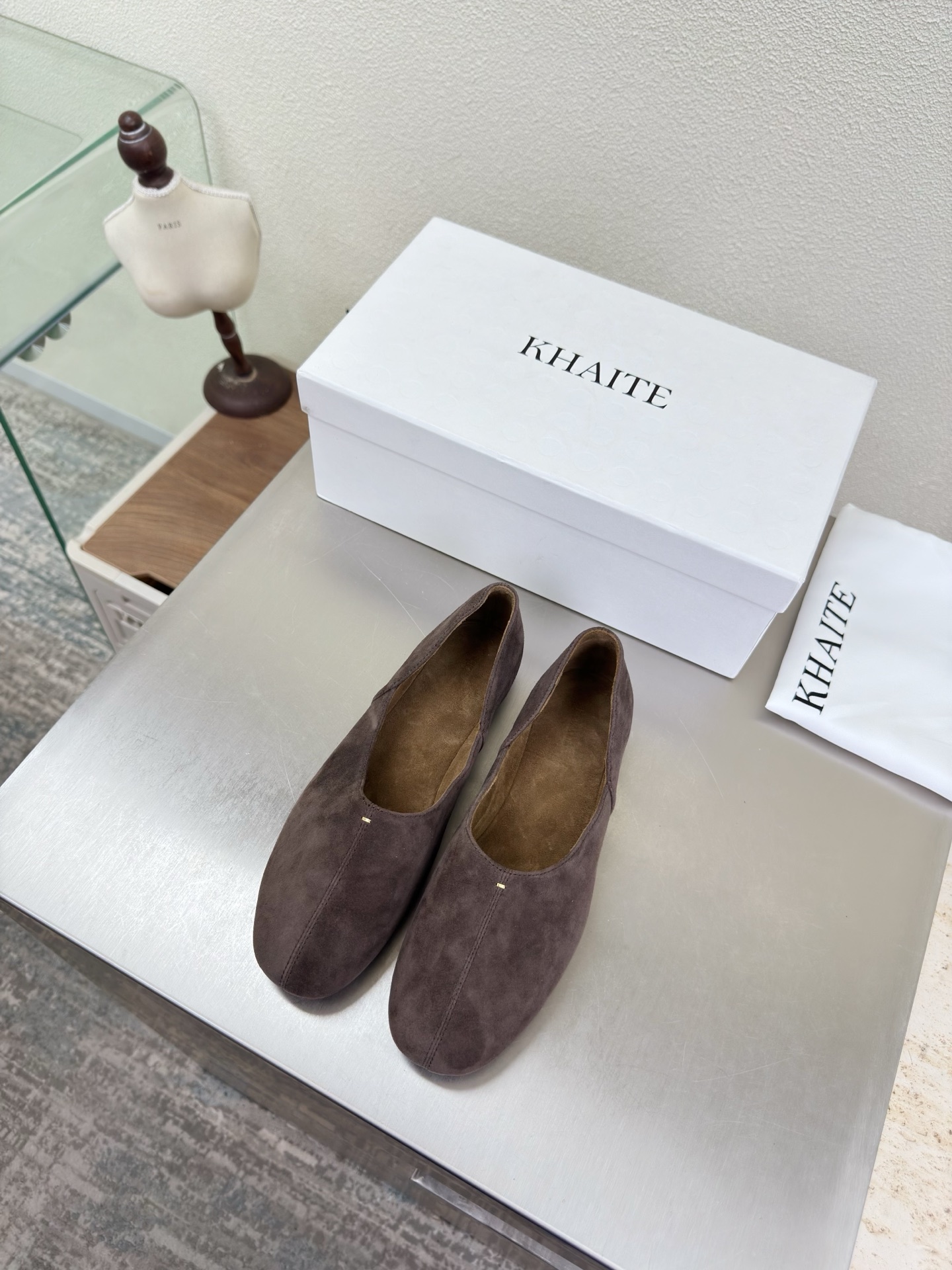 NO:789958,Khaite Flat Comfortable Bun Shoes Dark Lotus Pink Sheep Suede The avant-garde, sharp and fearless design has made Khaite famous in the fashion world in recent years. The American fashion brand Khaite, founded by designer Catherine Holstein in 2016, has become one of the most popular clothing brands in just a few years. It is simple and everyday, yet feminine and sensual, and has attracted many Old Celine, fashion celebrities and independent women. Brown cow suede foot lining  Lambskin outsole is made of Italian genuine leather 35 36 37 38 39 40 41 equipped with exquisite packaging, loafers, celine, loafers, sheepskin, Leather soles19860909Khaite 平底舒适包子鞋  深藕粉色 羊反绒皮 前卫、锋利和无畏的设计,让Khaite近年响亮时尚界. 2016年由设计师Catherine Holstein创立的美国时尚品牌Khaite,短短几年间已经成为最受欢迎的服装品牌之一. 它简约日常,又不失女性化与感性,让很多Old Celine、时尚名人和独立女性为它痴迷. 咖啡色牛反绒皮 垫脚内里 小羊皮 大底选用意大利真皮大底 35 36 37 38 39 40 41 配置精品包装,乐福鞋,celine,loafers,sheepskin,Leather soles,Women's Shoes