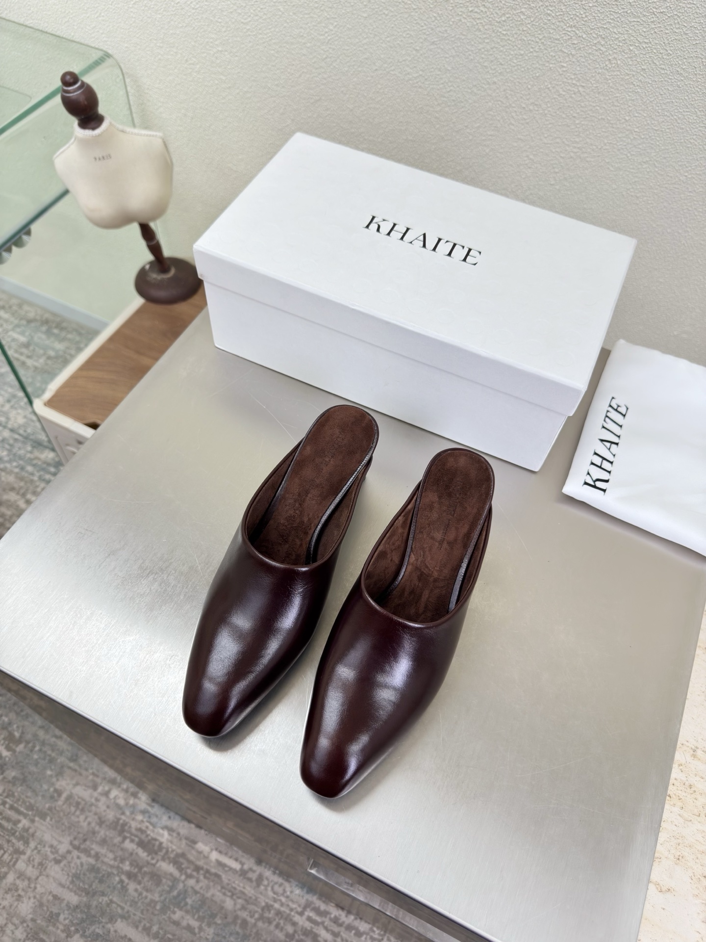 NO:789975,Khaite Ultimate Craftsmanship Matching Slippers Butter Leather Boutique Avant-garde, sharp and fearless design has made Khaite famous in the fashion industry in recent years. Khaite, an American fashion brand founded by designer Catherine Holstein in 2016, has become one of the most popular clothing brands in just a few years. It is simple and everyday, yet feminine and sensual, and has attracted many Old Celine, fashion celebrities and independent women. Butter Leather Foot Lining Sheep Suede Leather  The outsole is made of Italian genuine leather 35 36 37 38 39 40 41 equipped with exquisite packaging, semi-slip heels, celine, high heels, slippers, Leather soles19860909Khaite 极致工艺 对版拖鞋  牛油皮精品 前卫、锋利和无畏的设计,让Khaite近年响亮时尚界. 2016年由设计师Catherine Holstein创立的美国时尚品牌Khaite,短短几年间已经成为最受欢迎的服装品牌之一. 它简约日常,又不失女性化与感性,让很多Old Celine、时尚名人和独立女性为它痴迷. 牛油皮  垫脚内里 羊反绒皮 大底选用意大利真皮大底 35 36 37 38 39 40 41 配置精品包装,半拖高跟鞋,celine,high heels,slippers,Leather soles,Women's Shoes